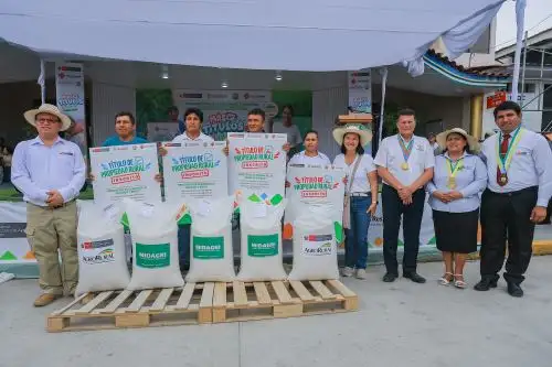 Presidenta Fujimori entrega contratos de compra de arroz y títulos rurales en la región San Martín