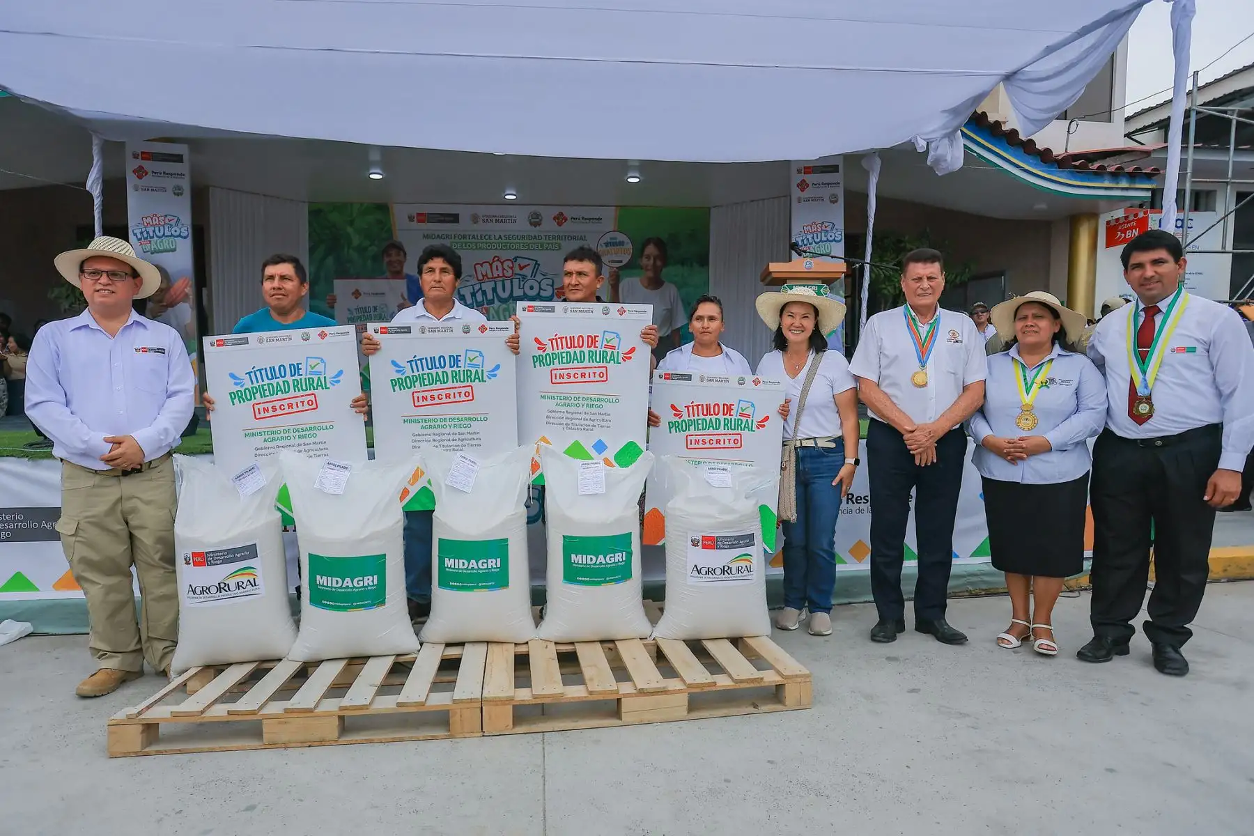 En Rioja, región San Martín, la presidenta Fujimori participó en la entrega de contratos para la compra de arroz y títulos de propiedad rural. Foto: ANDINA/Prensa Presidencia