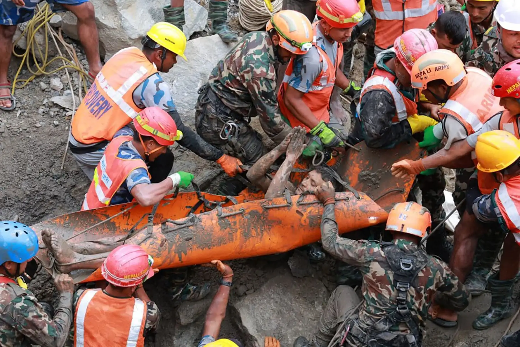 Personal militar transporta a uno de los trabajadores rescatados de un túnel sepultado por escombros en el proyecto hidroeléctrico Trishuli-3A, en el distrito de Rasuwa, Nepal. Los dos trabajadores fueron rescatados el 4 de septiembre, más de una semana después de que inundaciones catastróficas azotaran la zona. Foto: AFP