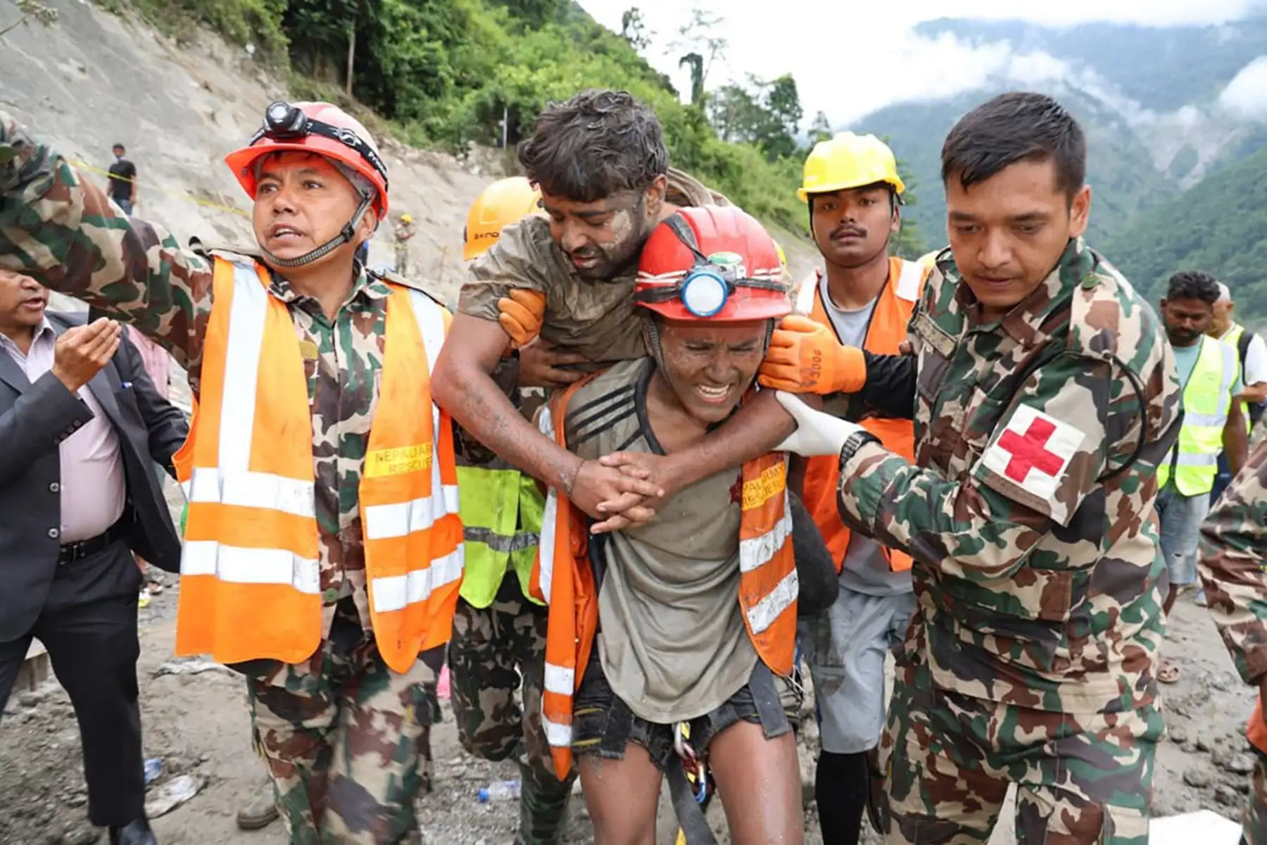 Un trabajador es trasladado por personal militar tras ser rescatado de un túnel del proyecto hidroeléctrico Trishuli-3A, en Rasuwa, Nepal, donde quedó atrapado tras las inundaciones. Foto: AFP