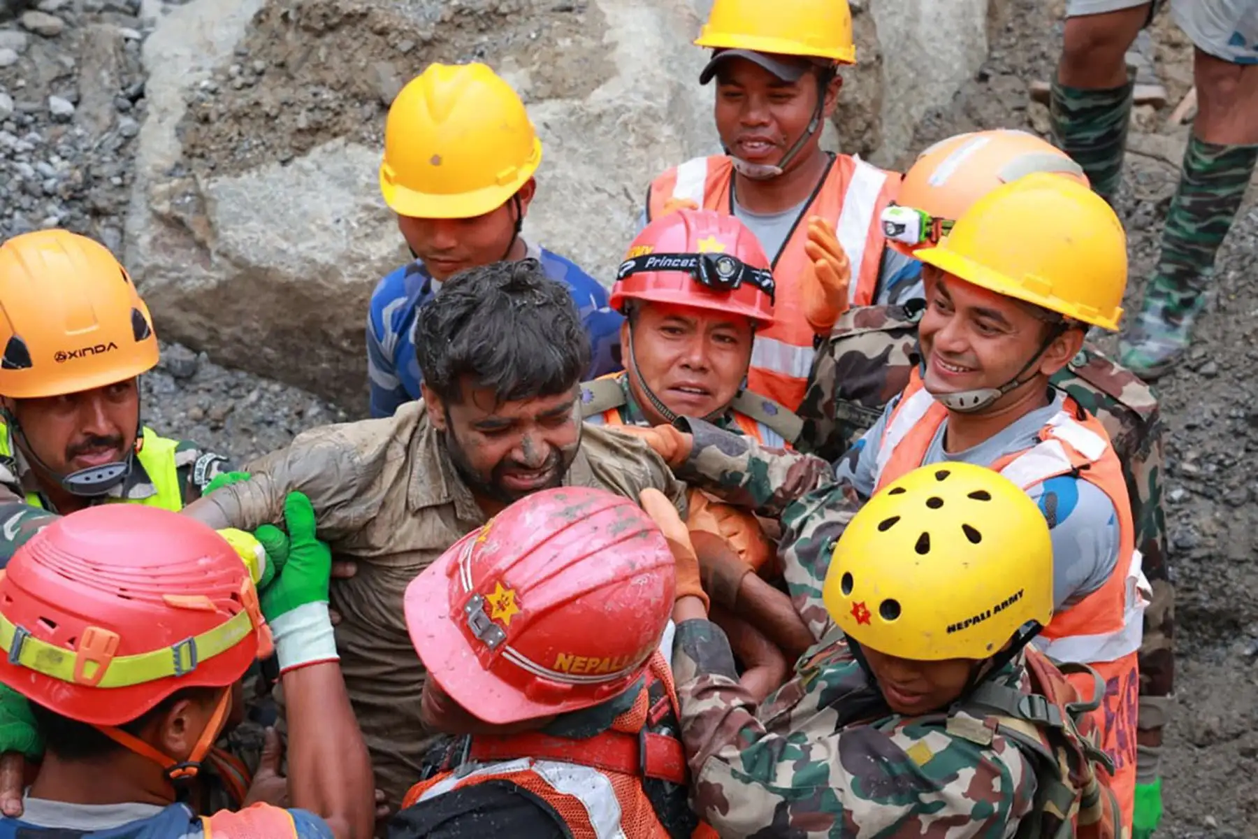 Militares evacúan a uno de los trabajadores que permaneció atrapado en un túnel del proyecto hidroeléctrico Trishuli-3A, en Nepal, tras el desprendimiento de escombros provocado por las inundaciones. Foto: AFP
