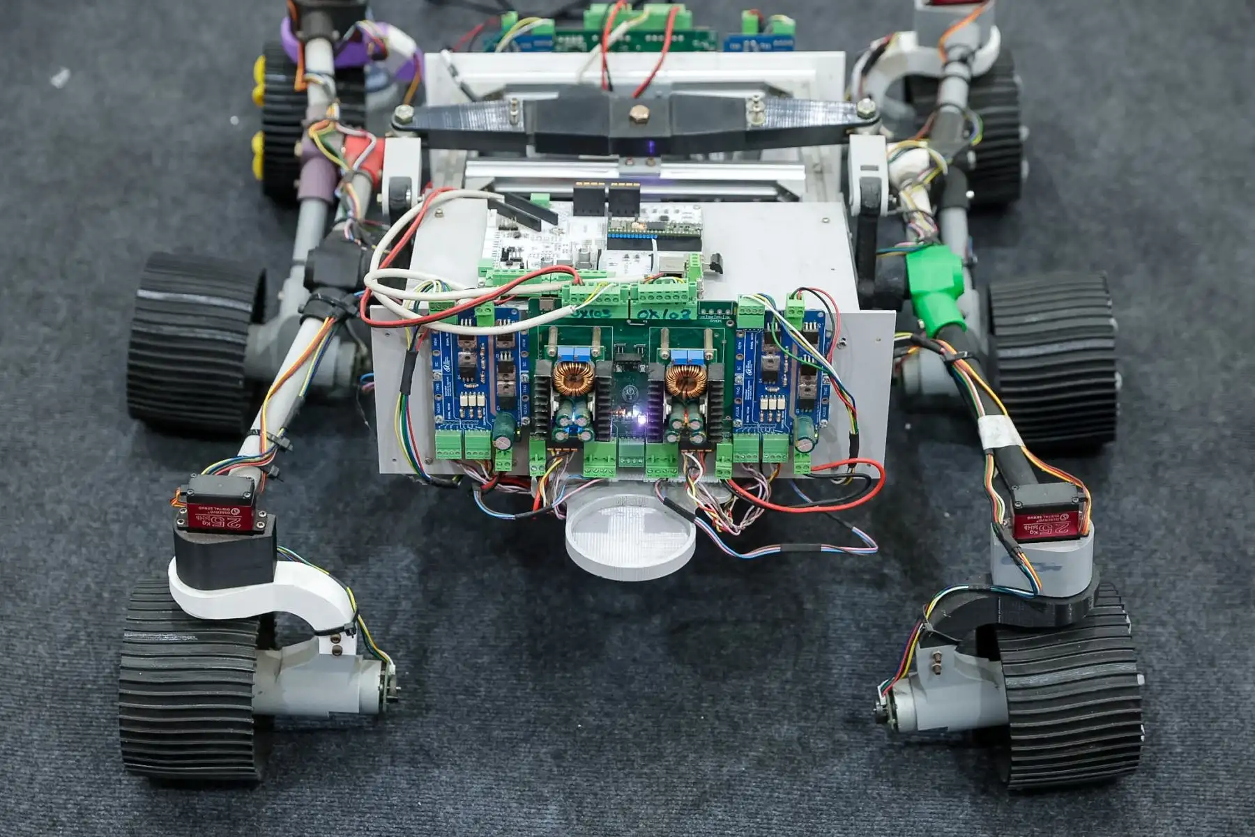 Entre los prototipos presentados figuran desarrollos vinculados a vehículos experimentales y soluciones tecnológicas aplicadas a la productividad e infraestructura. Foto: ANDINA/Luis Iparraguirre.