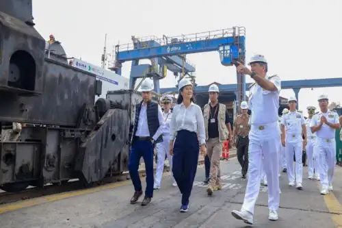Presidenta Keiko Fujimori visita el BAP Paita en la Base Naval del Callao