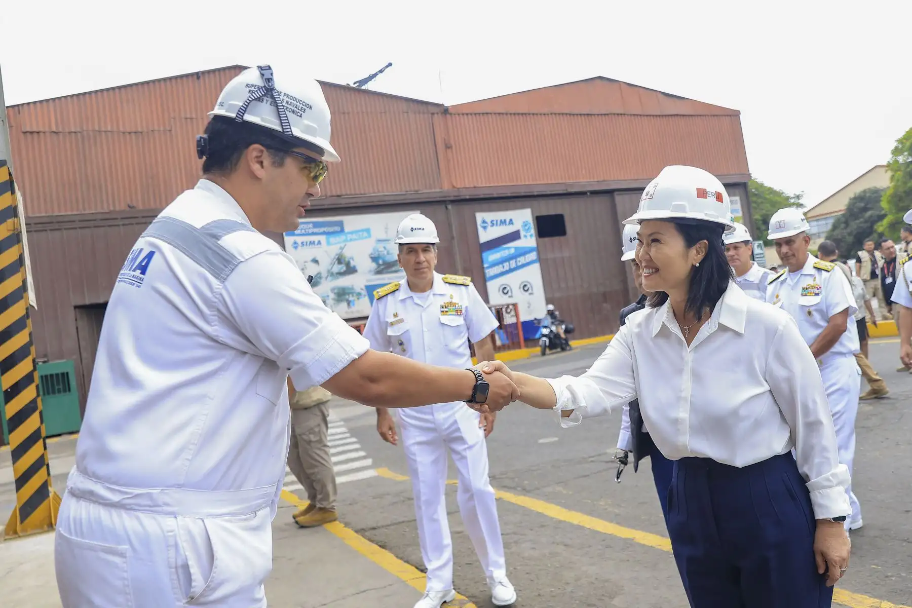 La presidenta de la República, Keiko Fujimori, visitó hoy la Base Naval del Callao y los Servicios Industriales de la Marina (SIMA) para supervisar las capacidades operativas y logísticas que serán empleadas ante posibles emergencias por el fenómeno El Niño. A bordo del B.A.P. “Paita”, recibió una explicación del comandante general de la Marina de Guerra, almirante Javier Bravo de Rueda, sobre el rol de la institución frente a eventuales lluvias intensas y desastres naturales. Foto: Presidencia