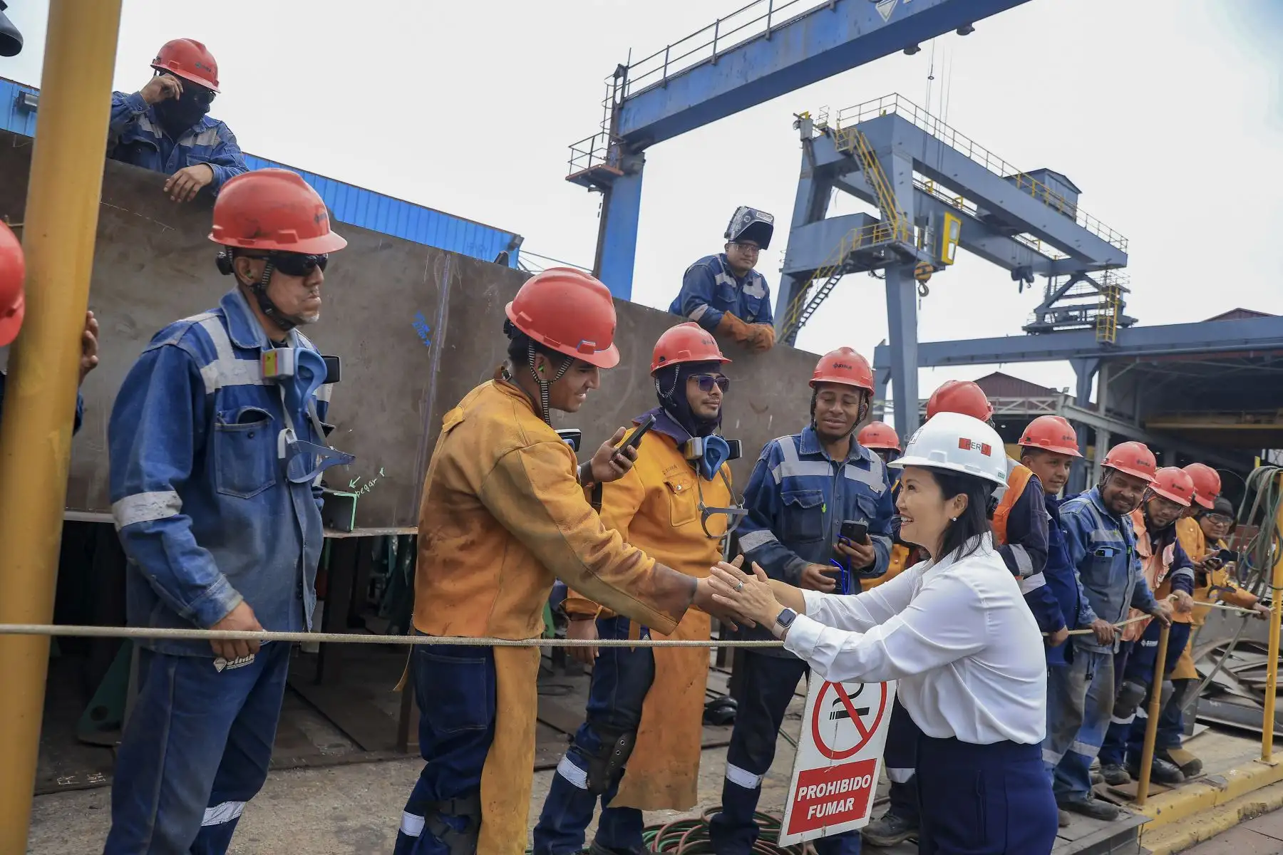 La presidenta de la República, Keiko Fujimori, visitó hoy la Base Naval del Callao y los Servicios Industriales de la Marina (SIMA) para supervisar las capacidades operativas y logísticas que serán empleadas ante posibles emergencias por el fenómeno El Niño. A bordo del B.A.P. “Paita”, recibió una explicación del comandante general de la Marina de Guerra, almirante Javier Bravo de Rueda, sobre el rol de la institución frente a eventuales lluvias intensas y desastres naturales. Foto: Presidencia