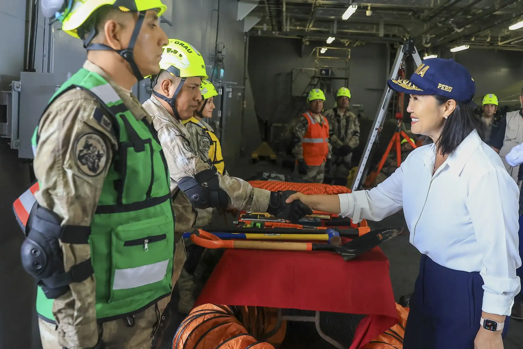 La presidenta de la República, Keiko Fujimori, visitó hoy la Base Naval del Callao y los Servicios Industriales de la Marina (SIMA) para supervisar las capacidades operativas y logísticas que serán empleadas ante posibles emergencias por el fenómeno El Niño. A bordo del B.A.P. “Paita”, recibió una explicación del comandante general de la Marina de Guerra, almirante Javier Bravo de Rueda, sobre el rol de la institución frente a eventuales lluvias intensas y desastres naturales. Foto: Presidencia