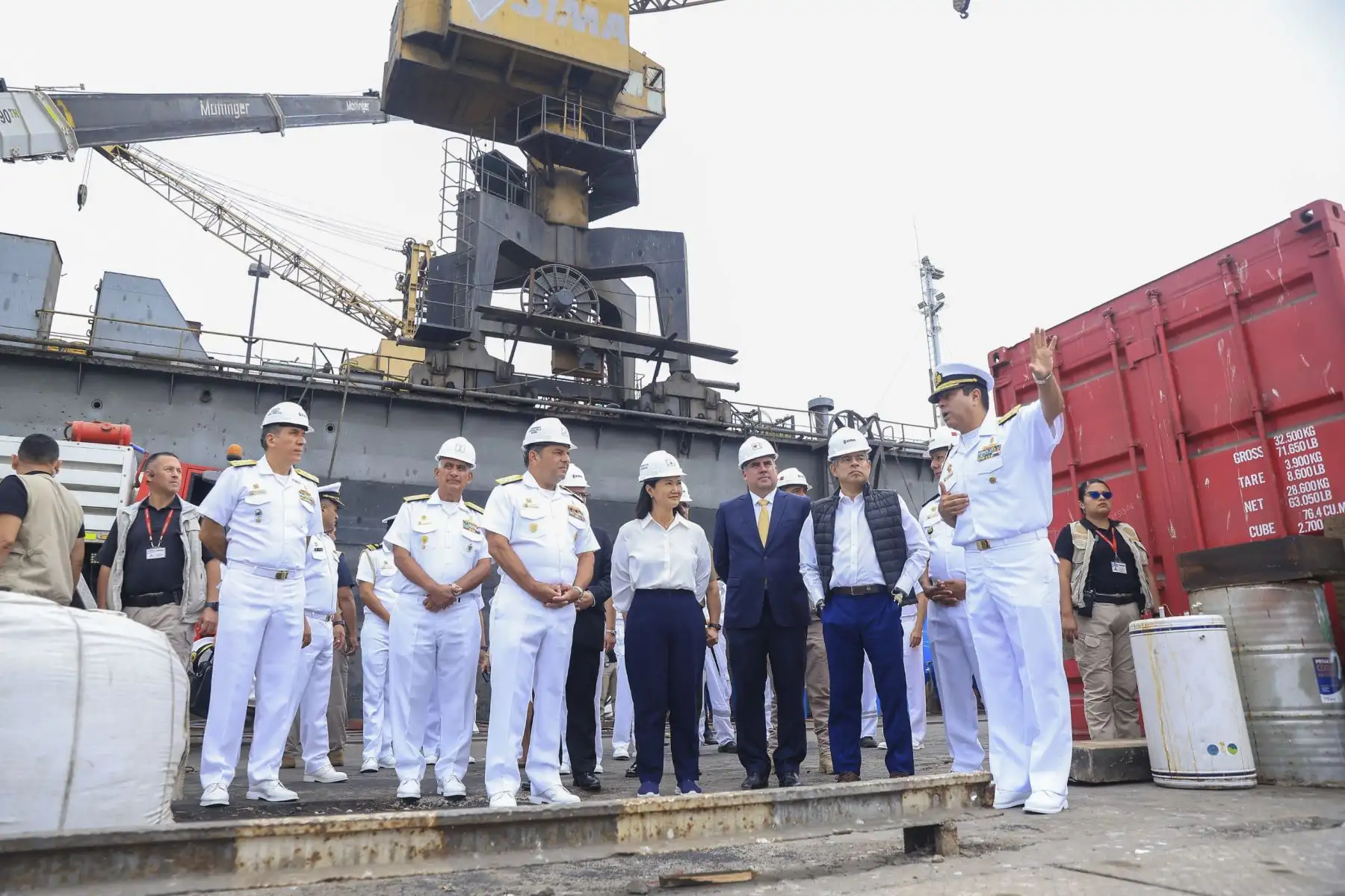 La presidenta de la República, Keiko Fujimori, visitó hoy la Base Naval del Callao y los Servicios Industriales de la Marina (SIMA) para supervisar las capacidades operativas y logísticas que serán empleadas ante posibles emergencias por el fenómeno El Niño. A bordo del B.A.P. “Paita”, recibió una explicación del comandante general de la Marina de Guerra, almirante Javier Bravo de Rueda, sobre el rol de la institución frente a eventuales lluvias intensas y desastres naturales. Foto: Presidencia
