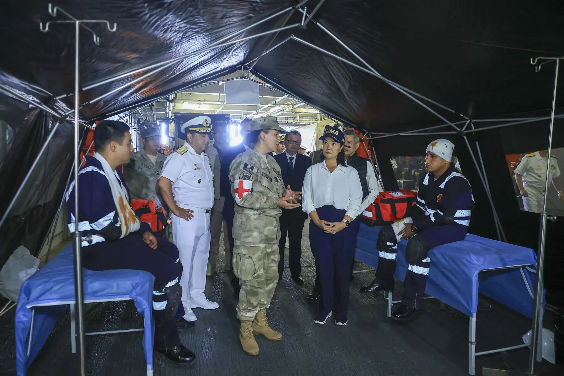 La presidenta de la República, Keiko Fujimori, visitó hoy la Base Naval del Callao y los Servicios Industriales de la Marina (SIMA) para supervisar las capacidades operativas y logísticas que serán empleadas ante posibles emergencias por el fenómeno El Niño. A bordo del B.A.P. “Paita”, recibió una explicación del comandante general de la Marina de Guerra, almirante Javier Bravo de Rueda, sobre el rol de la institución frente a eventuales lluvias intensas y desastres naturales. Foto: Presidencia