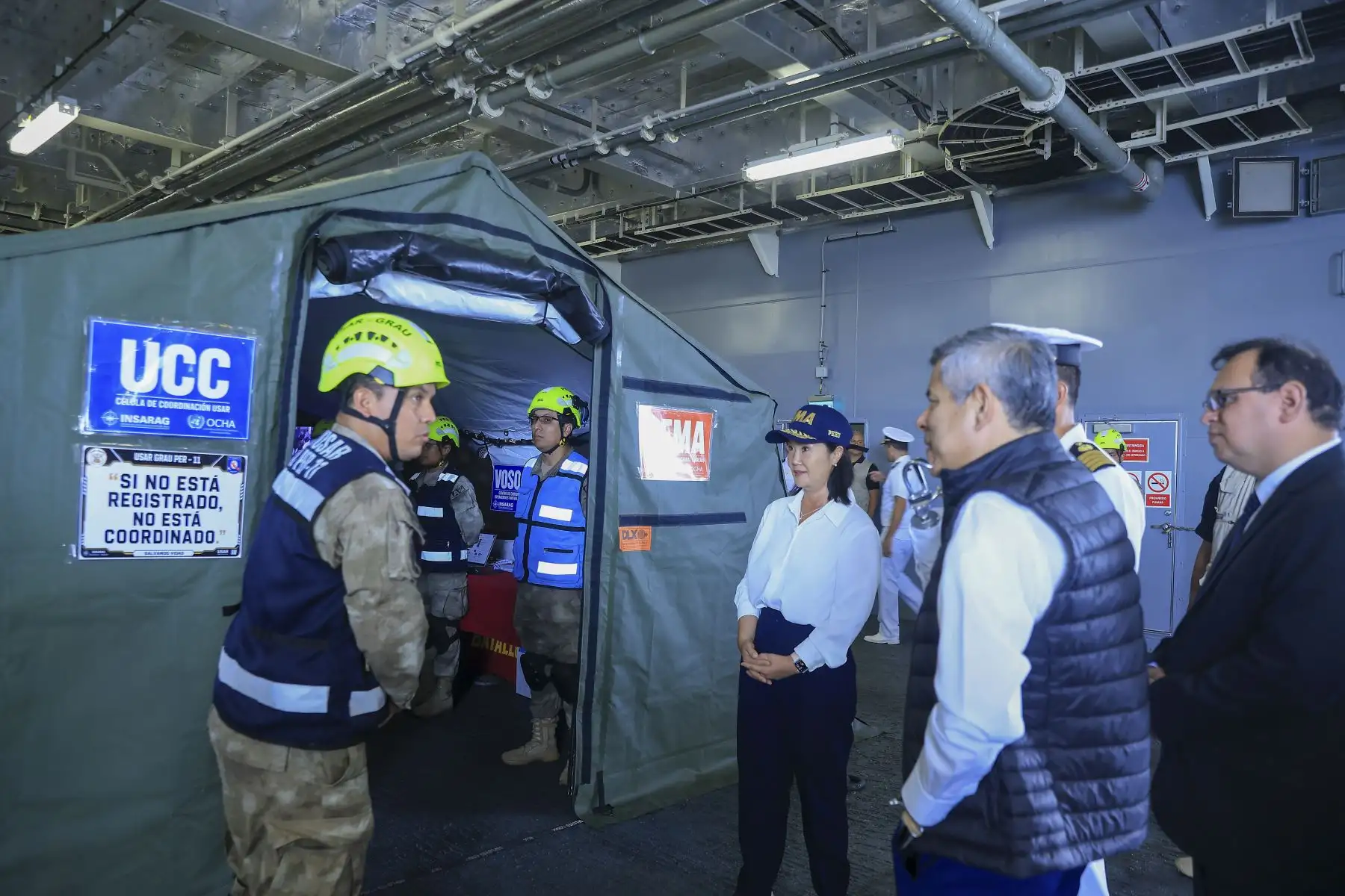 La presidenta de la República, Keiko Fujimori, visitó hoy la Base Naval del Callao y los Servicios Industriales de la Marina (SIMA) para supervisar las capacidades operativas y logísticas que serán empleadas ante posibles emergencias por el fenómeno El Niño. A bordo del B.A.P. “Paita”, recibió una explicación del comandante general de la Marina de Guerra, almirante Javier Bravo de Rueda, sobre el rol de la institución frente a eventuales lluvias intensas y desastres naturales. Foto: Presidencia