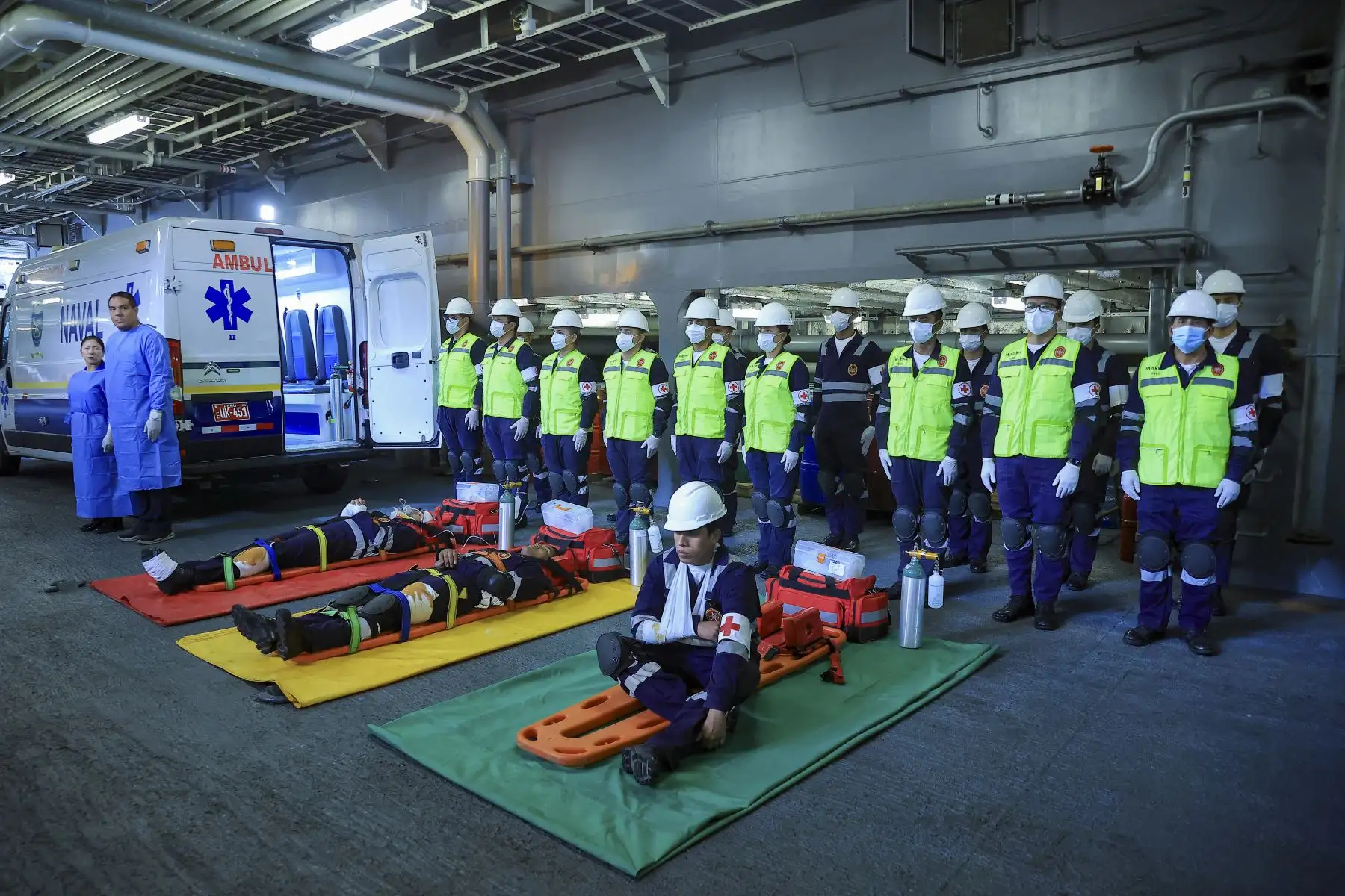 La presidenta de la República, Keiko Fujimori, visitó hoy la Base Naval del Callao y los Servicios Industriales de la Marina (SIMA) para supervisar las capacidades operativas y logísticas que serán empleadas ante posibles emergencias por el fenómeno El Niño. A bordo del B.A.P. “Paita”, recibió una explicación del comandante general de la Marina de Guerra, almirante Javier Bravo de Rueda, sobre el rol de la institución frente a eventuales lluvias intensas y desastres naturales. Foto: Presidencia