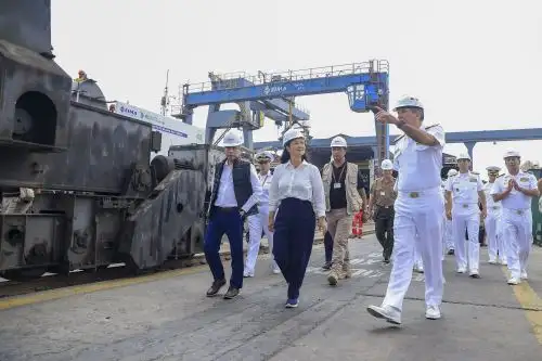 Presidenta Keiko Fujimori visita el BAP Paita en la Base Naval del Callao