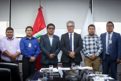 El ministro Mauricio Arnillas recogió las principales demandas de la población y acordó instalar una mesa de trabajo. Foto: MVCS