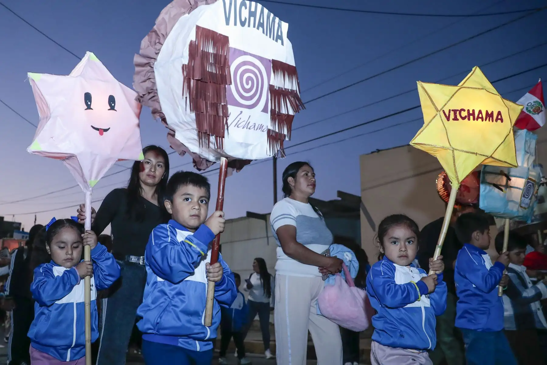 Desde la plaza de Armas de Végueta, en la provincia de Huaura, Lima región, se inició un pasacalle inspirado en elementos emblemáticos de la civilización Caral, con motivo de celebrarse el aniversario número 19 del inicio de investigaciones en el Sitio Arqueológico Vichama, organizado por la Zona Arqueológica Caral, como parte de las actividades del Vichama Raymi 2026. Foto: ANDINA/Daniel Bracamonte