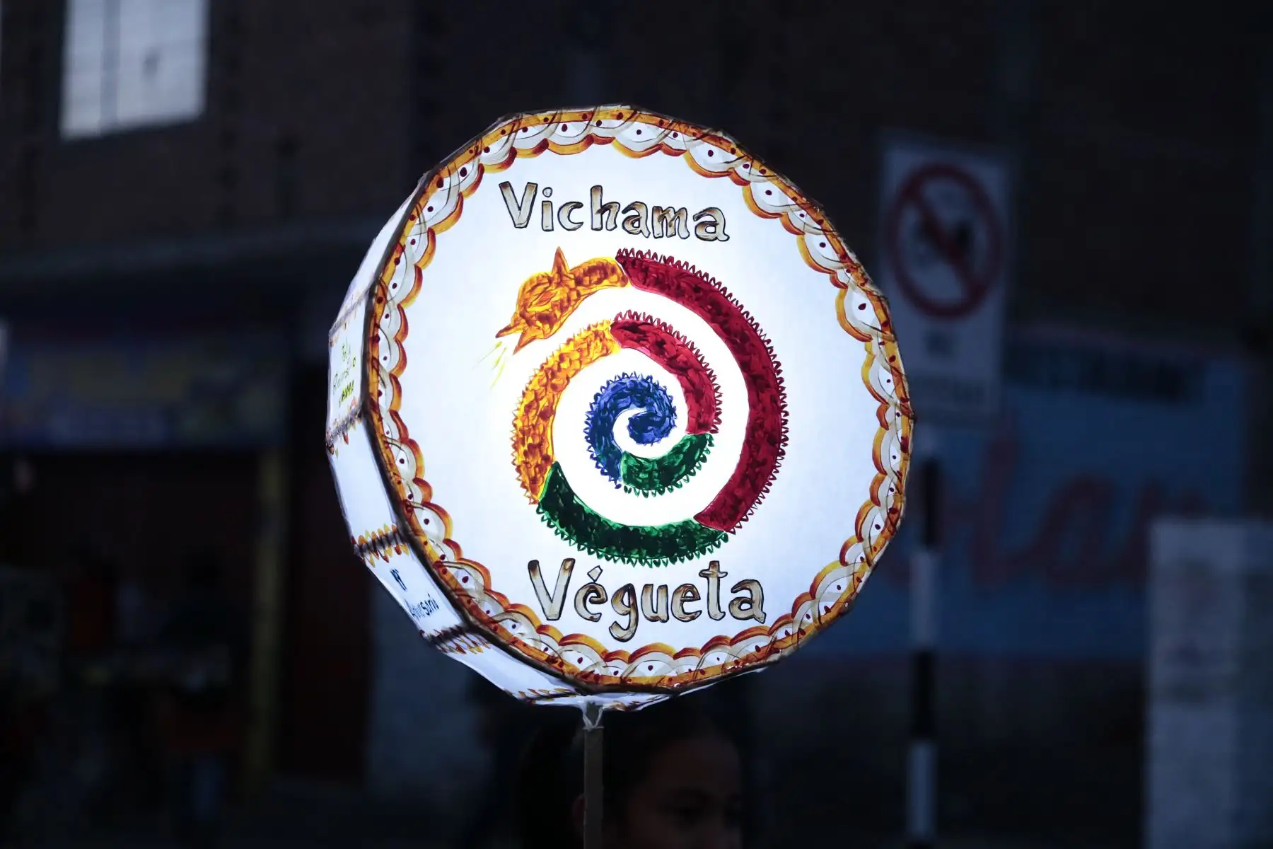 Desde la plaza de Armas de Végueta, en la provincia de Huaura, Lima región, se inició un pasacalle inspirado en elementos emblemáticos de la civilización Caral, con motivo de celebrarse el aniversario número 19 del inicio de investigaciones en el Sitio Arqueológico Vichama, organizado por la Zona Arqueológica Caral, como parte de las actividades del Vichama Raymi 2026. Foto: ANDINA/Daniel Bracamonte