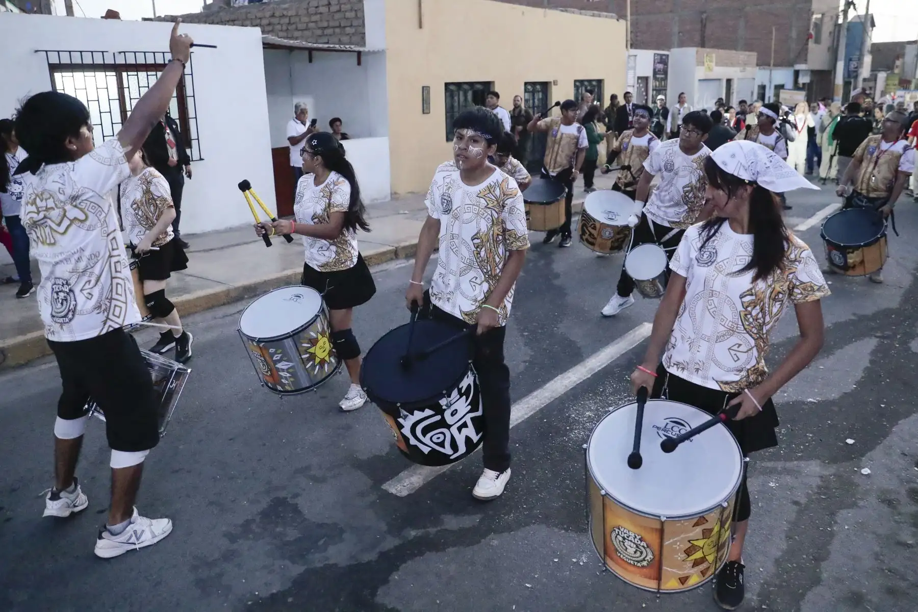Desde la plaza de Armas de Végueta, en la provincia de Huaura, Lima región, se inició un pasacalle inspirado en elementos emblemáticos de la civilización Caral, con motivo de celebrarse el aniversario número 19 del inicio de investigaciones en el Sitio Arqueológico Vichama, organizado por la Zona Arqueológica Caral, como parte de las actividades del Vichama Raymi 2026. Foto: ANDINA/Daniel Bracamonte