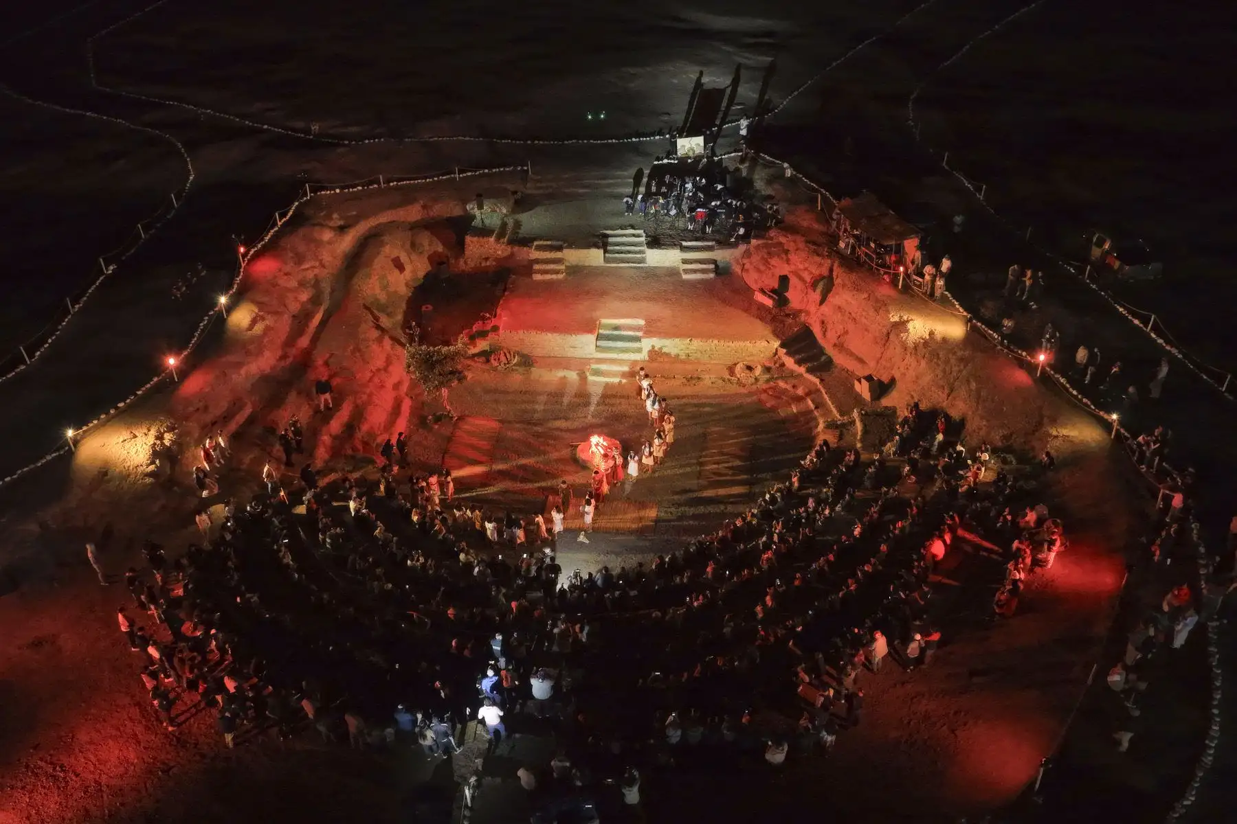 Durante la noche del viernes 4 de setiembre se realizó una ceremonia de pago a la tierra y al mar, y también una escenificación del Mito de Vichama, con motivo de celebrarse el aniversario número 19 del inicio de investigaciones en el Sitio Arqueológico Vichama, como parte de las actividades del Vichama Raymi 2026, organizado por la Zona Arqueológica Caral. Foto: ANDINA/Daniel Bracamonte