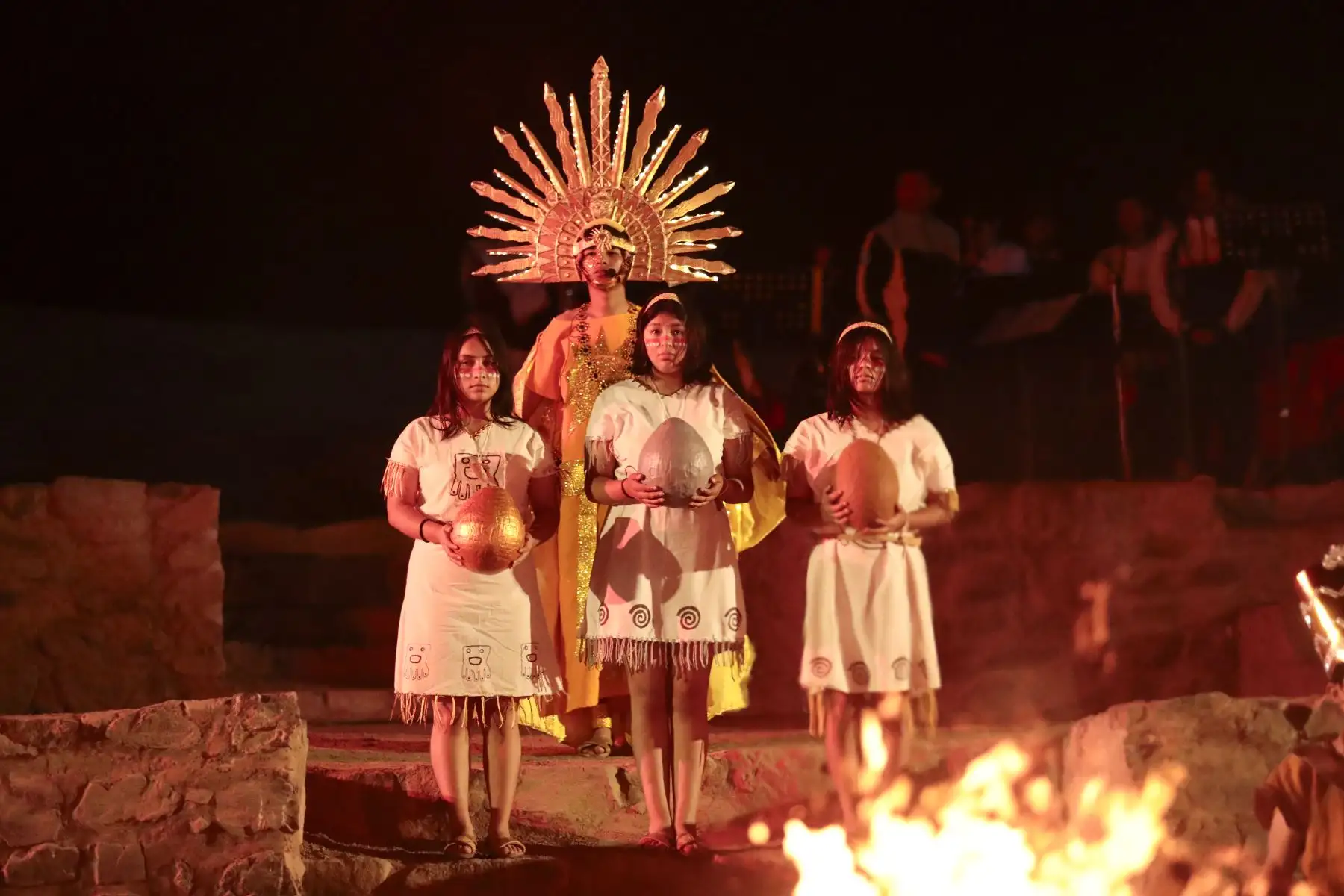 Durante la noche del viernes 4 de setiembre se realizó una ceremonia de pago a la tierra y al mar, y también una escenificación del Mito de Vichama, con motivo de celebrarse el aniversario número 19 del inicio de investigaciones en el Sitio Arqueológico Vichama, como parte de las actividades del Vichama Raymi 2026, organizado por la Zona Arqueológica Caral. Foto: ANDINA/Daniel Bracamonte