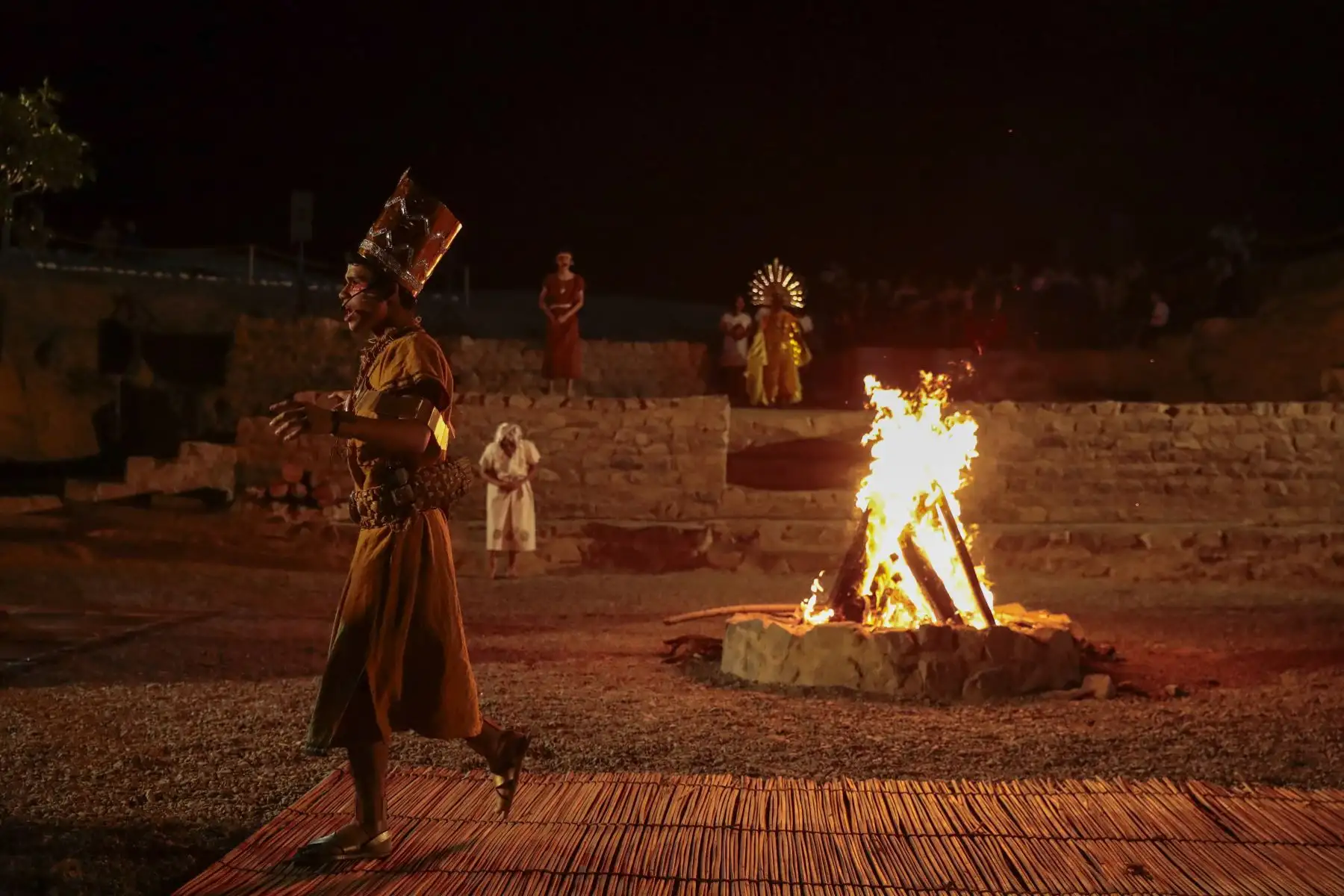 Durante la noche del viernes 4 de setiembre se realizó una ceremonia de pago a la tierra y al mar, y también una escenificación del Mito de Vichama, con motivo de celebrarse el aniversario número 19 del inicio de investigaciones en el Sitio Arqueológico Vichama, como parte de las actividades del Vichama Raymi 2026, organizado por la Zona Arqueológica Caral. Foto: ANDINA/Daniel Bracamonte