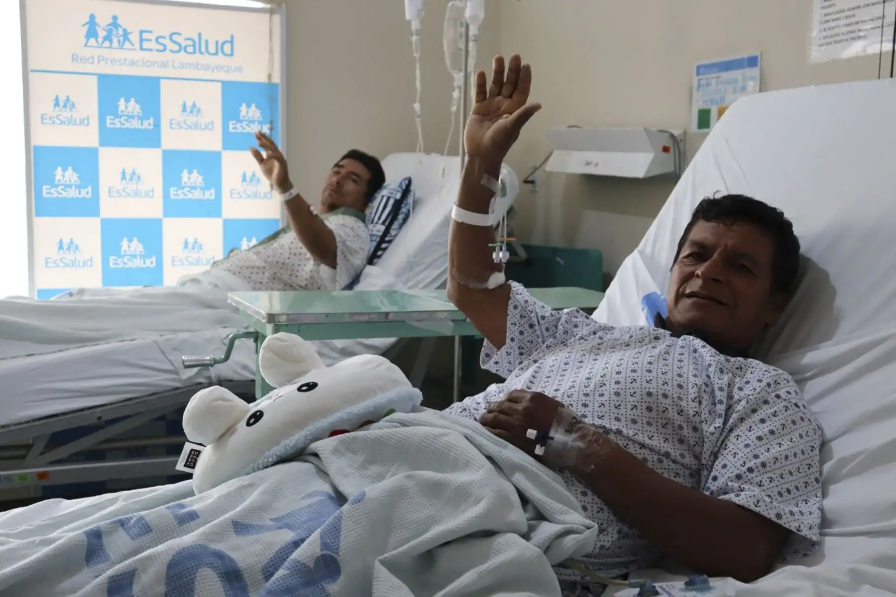 Detrás de estas cuatro voces hubo horas de preparación, precisión y coordinación. El equipo de Trasplante Renal del Almanzor Aguinaga trabajó junto a especialistas del Hospital Guillermo Almenara de Lima, entre ellos los cirujanos doctores Basilio y Mantilla, quienes llegaron a Chiclayo para apoyar ambas intervenciones.

Foto: ANDINA/Difusión