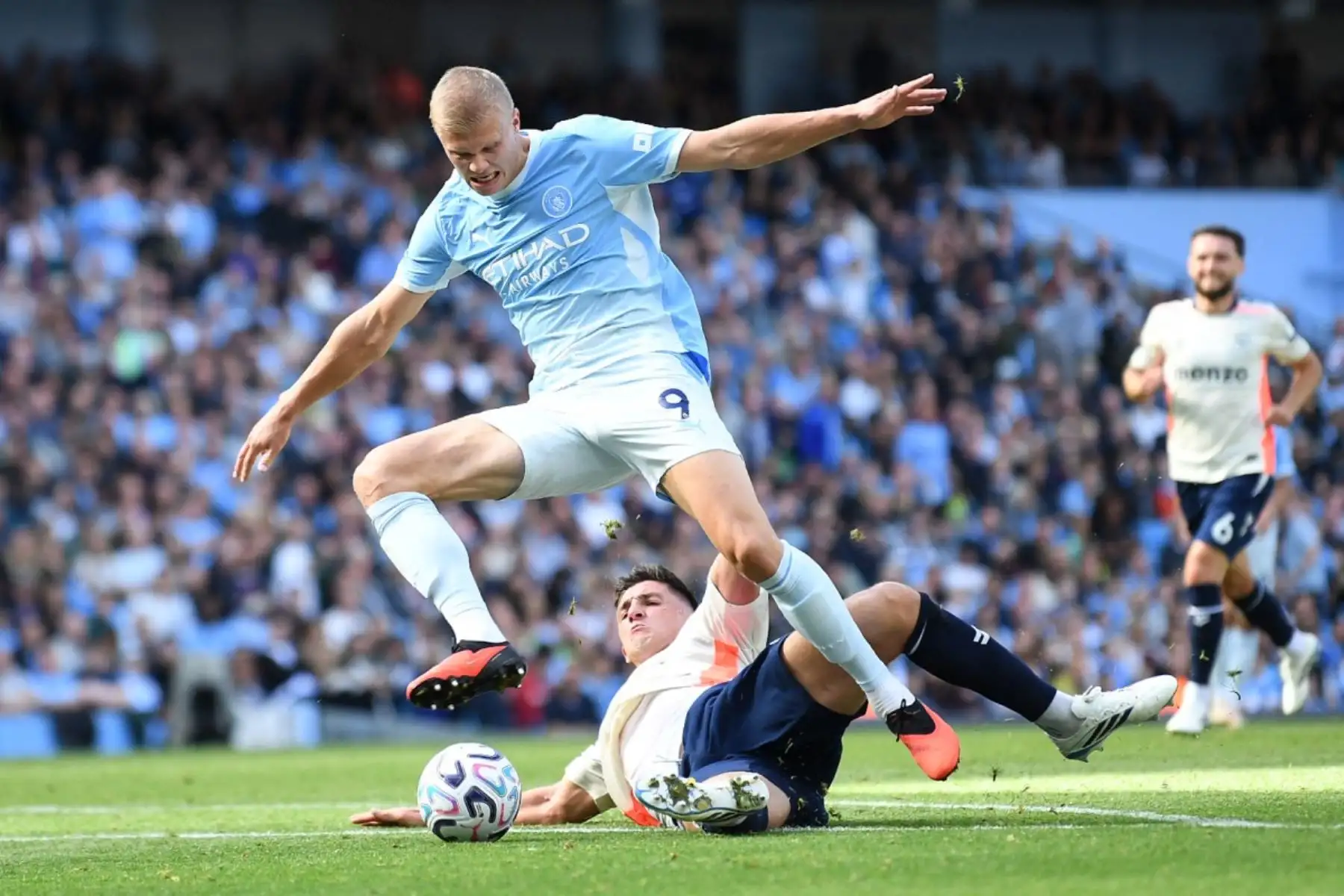 El delantero noruego del Manchester City, Erling Haaland (n.º 9), es objeto de una entrada por parte del defensa inglés del Coventry City, Ethan Pinnock (n.º 2), durante el partido de la Premier League inglesa entre el Manchester City y el Coventry City en el Etihad Stadium de Mánchester, en el noroeste de Inglaterra, el 5 de septiembre de 2026. Foto: AFP