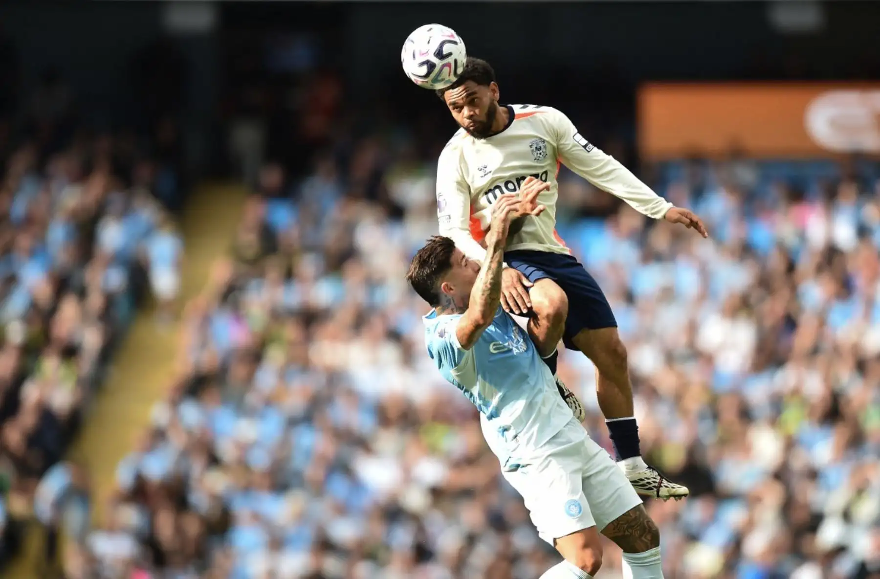 El defensa galés del Coventry City, Jay Dasilva (n.º 3), disputa un balón de cabeza con el centrocampista argentino del Manchester City, Enzo Fernández (n.º 17), durante el partido de la Premier League inglesa entre el Manchester City y el Coventry City en el Etihad Stadium de Mánchester, en el noroeste de Inglaterra, el 5 de septiembre de 2026.
 Foto: AFP
