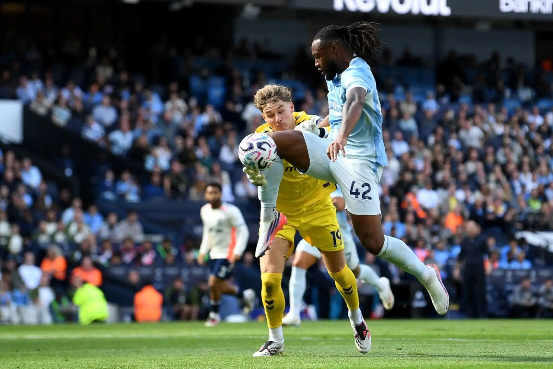 El centrocampista ghanés del Manchester City, Antoine Semenyo (n.º 42), controla el balón bajo la presión del portero inglés del Coventry City, Carl Rushworth (n.º 19), durante el partido de la Premier League inglesa entre el Manchester City y el Coventry City en el Etihad Stadium de Mánchester, en el noroeste de Inglaterra, el 5 de septiembre de 2026.
 Foto: AFP