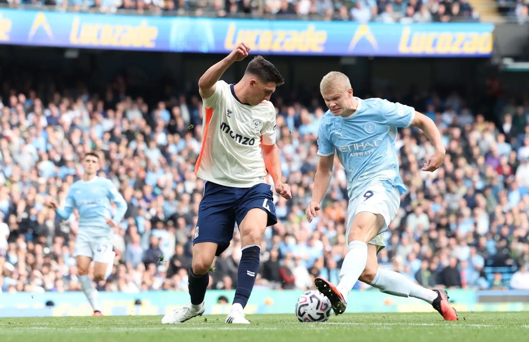 Erling Haaland, del Manchester City (derecha), en acción contra Bobby Thomas, del Coventry City (izquierda), durante el partido de la Premier League inglesa entre el Manchester City y el Coventry City FC en Manchester, Reino Unido, el 5 de septiembre de 2026.
Foto: EFE