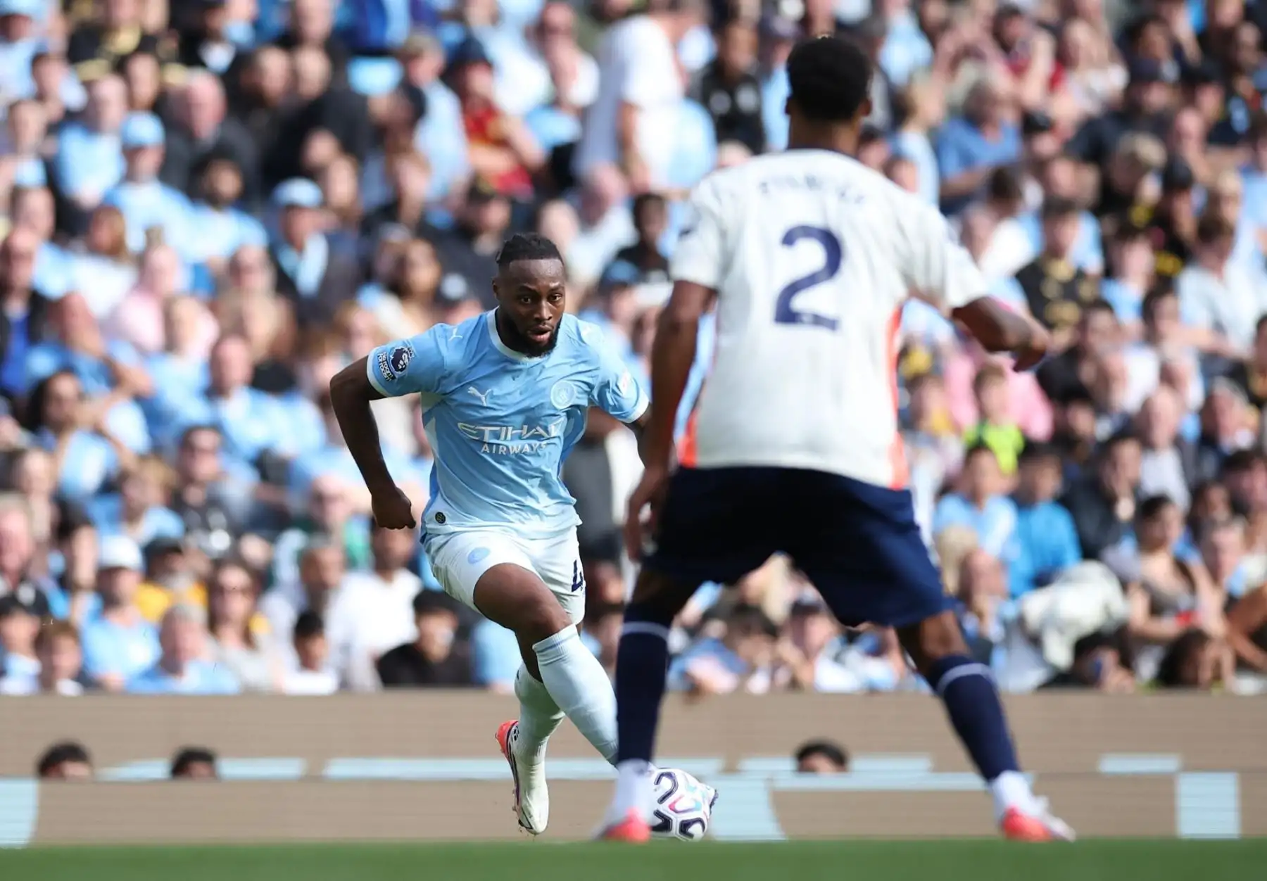 Antoine Semenyo, del Manchester City, en acción durante el partido de la Premier League inglesa entre el Manchester City y el Coventry City FC, en Manchester, Reino Unido, el 5 de septiembre de 2026.
 Foto: EFE