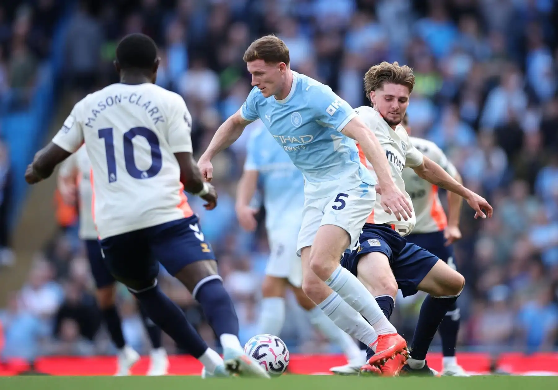 Elliot Anderson, del Manchester City (centro), en acción durante el partido de la Premier League inglesa entre el Manchester City y el Coventry City FC, en Manchester, Reino Unido, el 5 de septiembre de 2026.
 Foto: EFE