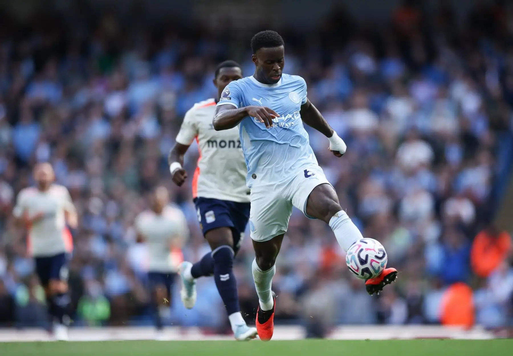 Marc Guehi, del Manchester City, en acción durante el partido de la Premier League inglesa entre el Manchester City y el Coventry City FC, en Manchester, Reino Unido, el 5 de septiembre de 2026.
 Foto: EFE