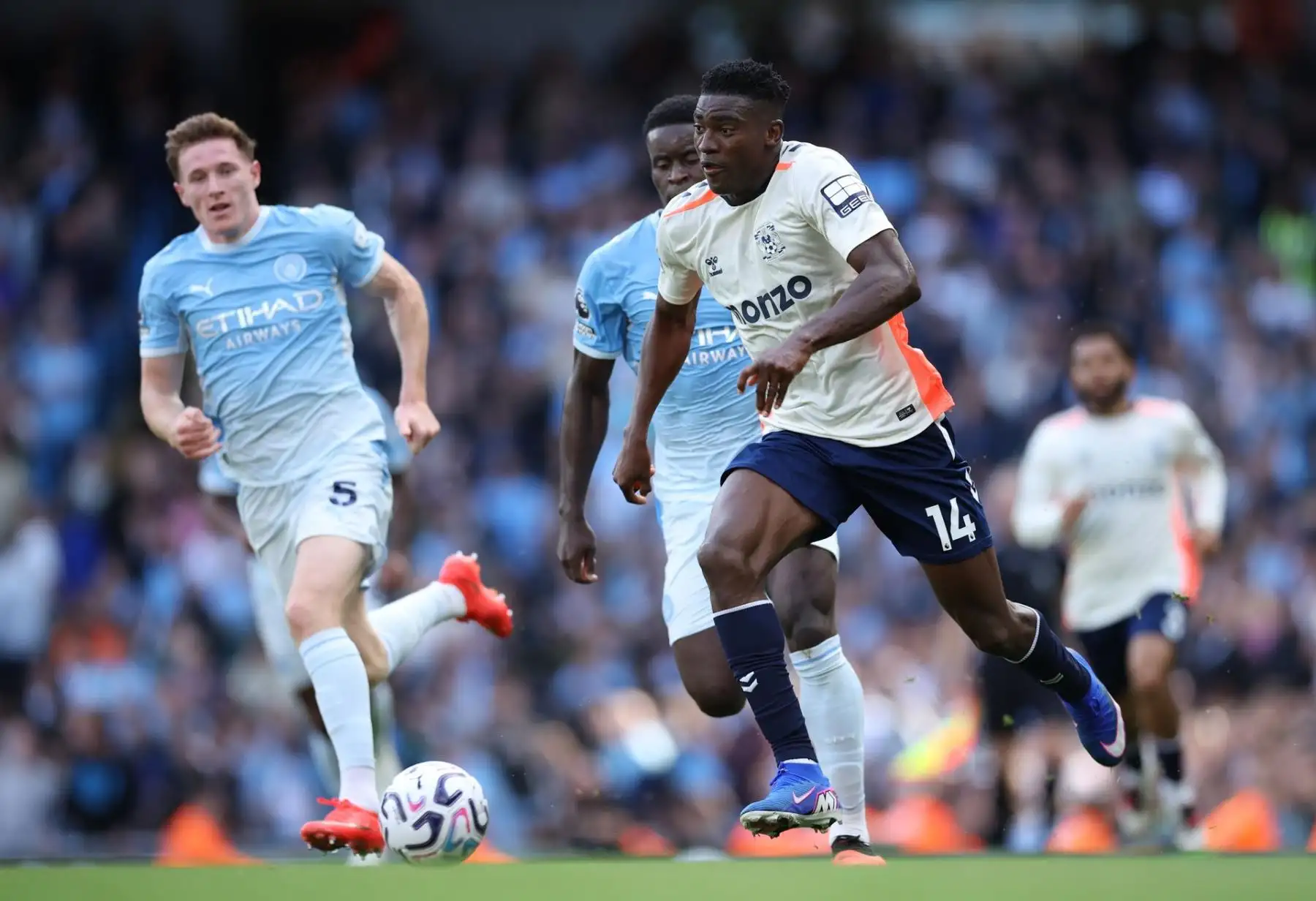 Taiwo Awoniyi, del Coventry City, en acción ante Marc Guehi, del Manchester City (centro), durante el partido de la Premier League inglesa entre el Manchester City y el Coventry City FC en Manchester, Reino Unido. Foto: EFE