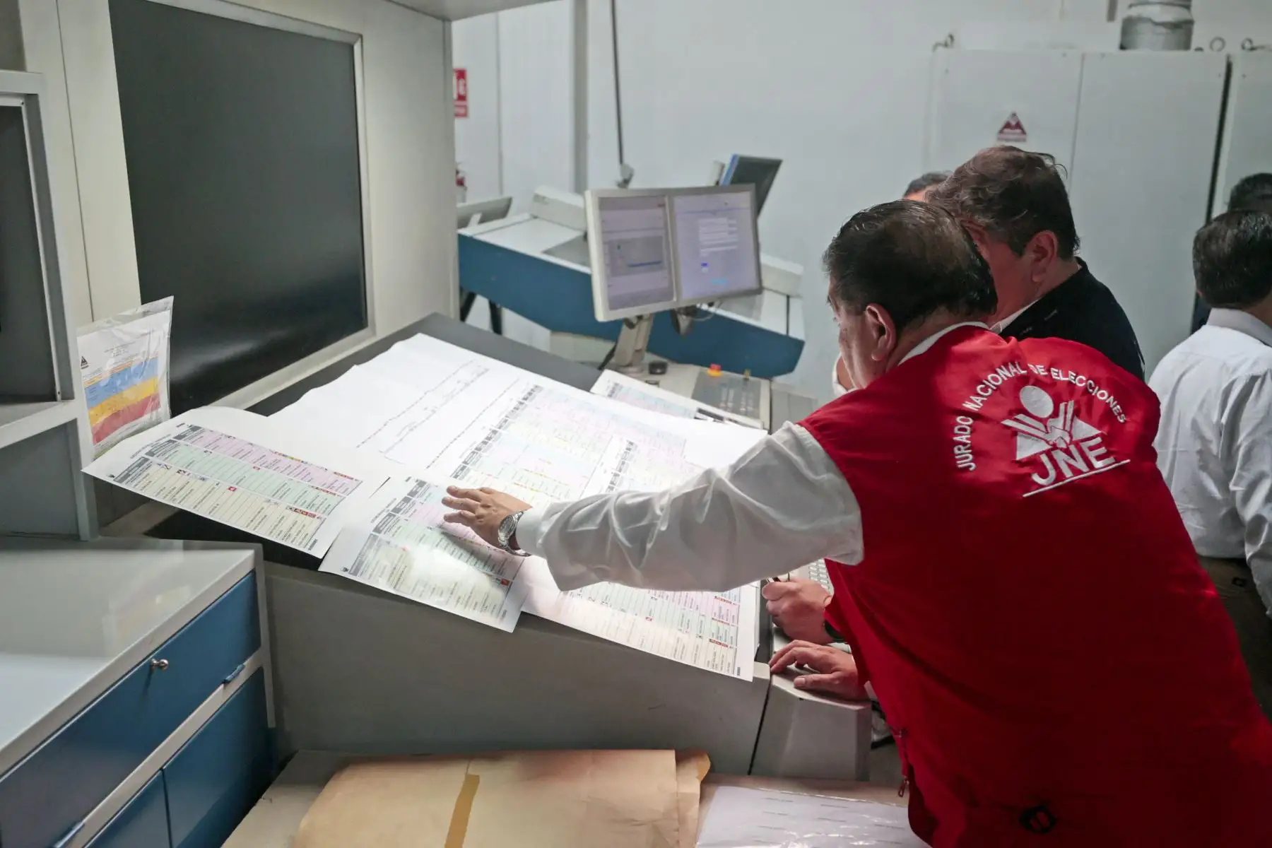 La Oficina Nacional de Procesos Electorales (ONPE) presentó a los medios de comunicación la prueba de color e impresión de las cédulas de sufragio de las Elecciones Regionales y Municipales 2026. Foto: ANDINA/ Vidal Tarqui