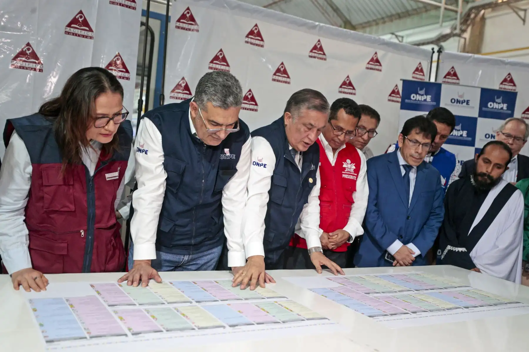La Oficina Nacional de Procesos Electorales (ONPE) presentó a los medios de comunicación la prueba de color e impresión de las cédulas de sufragio de las Elecciones Regionales y Municipales 2026. Foto: ANDINA/ Vidal Tarqui