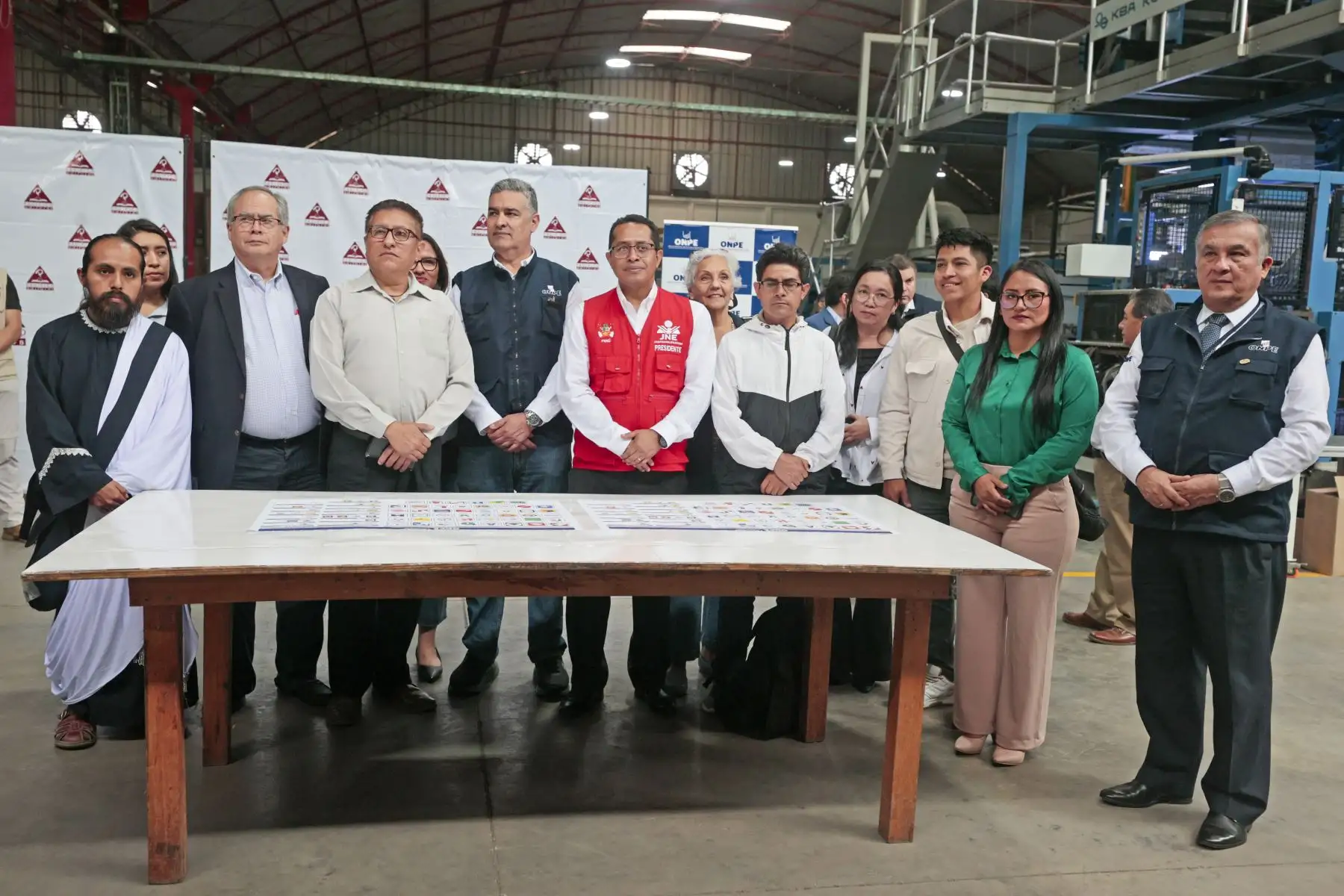 La Oficina Nacional de Procesos Electorales (ONPE) presentó a los medios de comunicación la prueba de color e impresión de las cédulas de sufragio de las Elecciones Regionales y Municipales 2026. Foto: ANDINA/ Vidal Tarqui