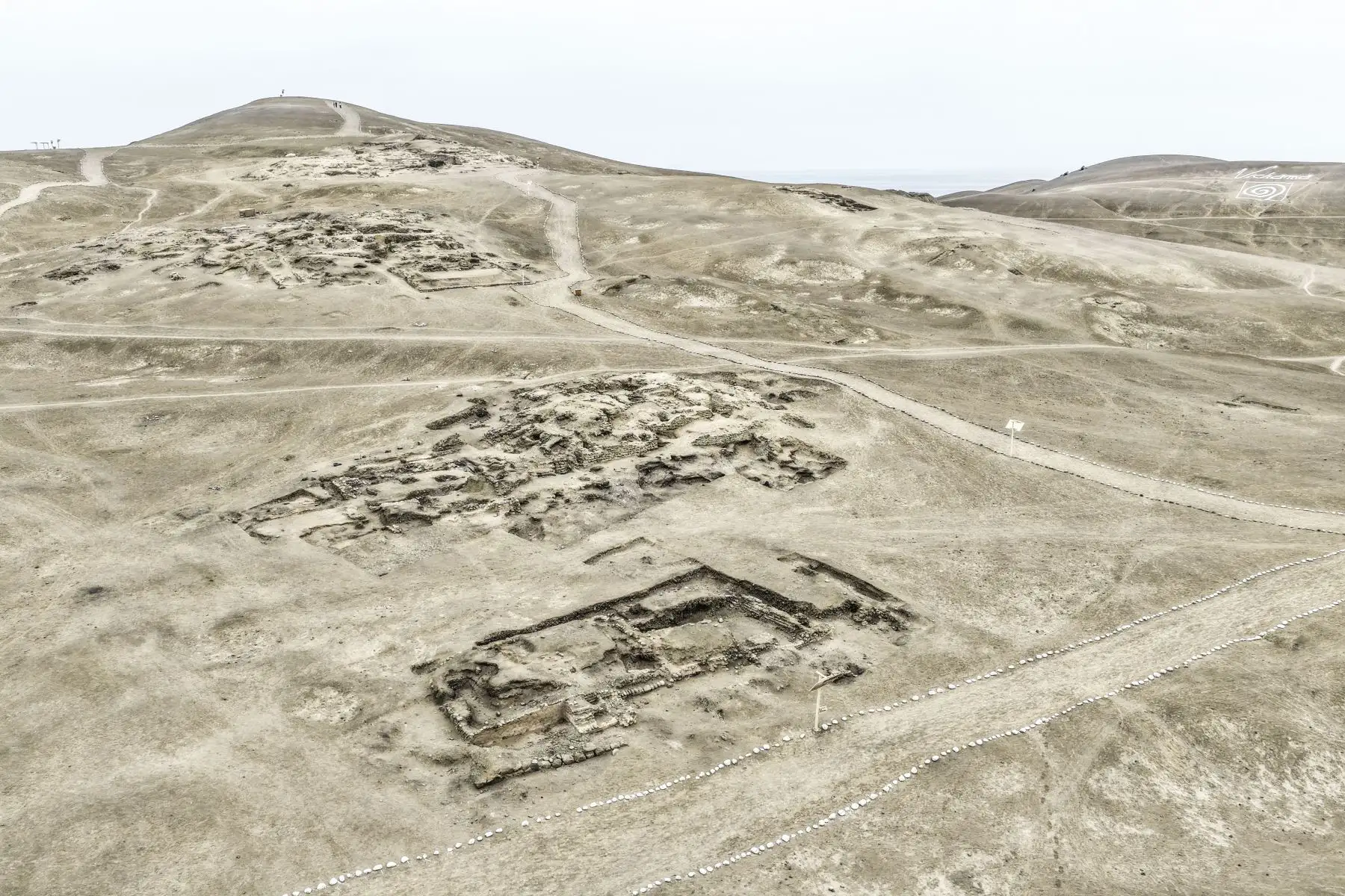 El sábado 5 de setiembre se realizó el Vichama Raymi 2026, para conmemorar el 19 aniversario del inicio de investigaciones en el Sitio Arqueológico Vichama. El programa incluía visitas guiadas al complejo, simulaciones en realidad virtual, talleres de manualidades y un nutrido programa cultural y artístico, además de la exposición de los mejores trabajos a mano de artesanos oriundos de Végueta. Foto: ANDINA/Daniel Bracamonte