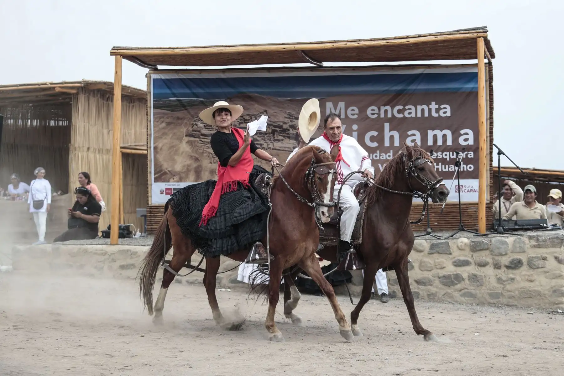 El sábado 5 de setiembre se realizó el Vichama Raymi 2026, para conmemorar el 19 aniversario del inicio de investigaciones en el Sitio Arqueológico Vichama. El programa incluía visitas guiadas al complejo, simulaciones en realidad virtual, talleres de manualidades y un nutrido programa cultural y artístico, además de la exposición de los mejores trabajos a mano de artesanos oriundos de Végueta. Foto: ANDINA/Daniel Bracamonte