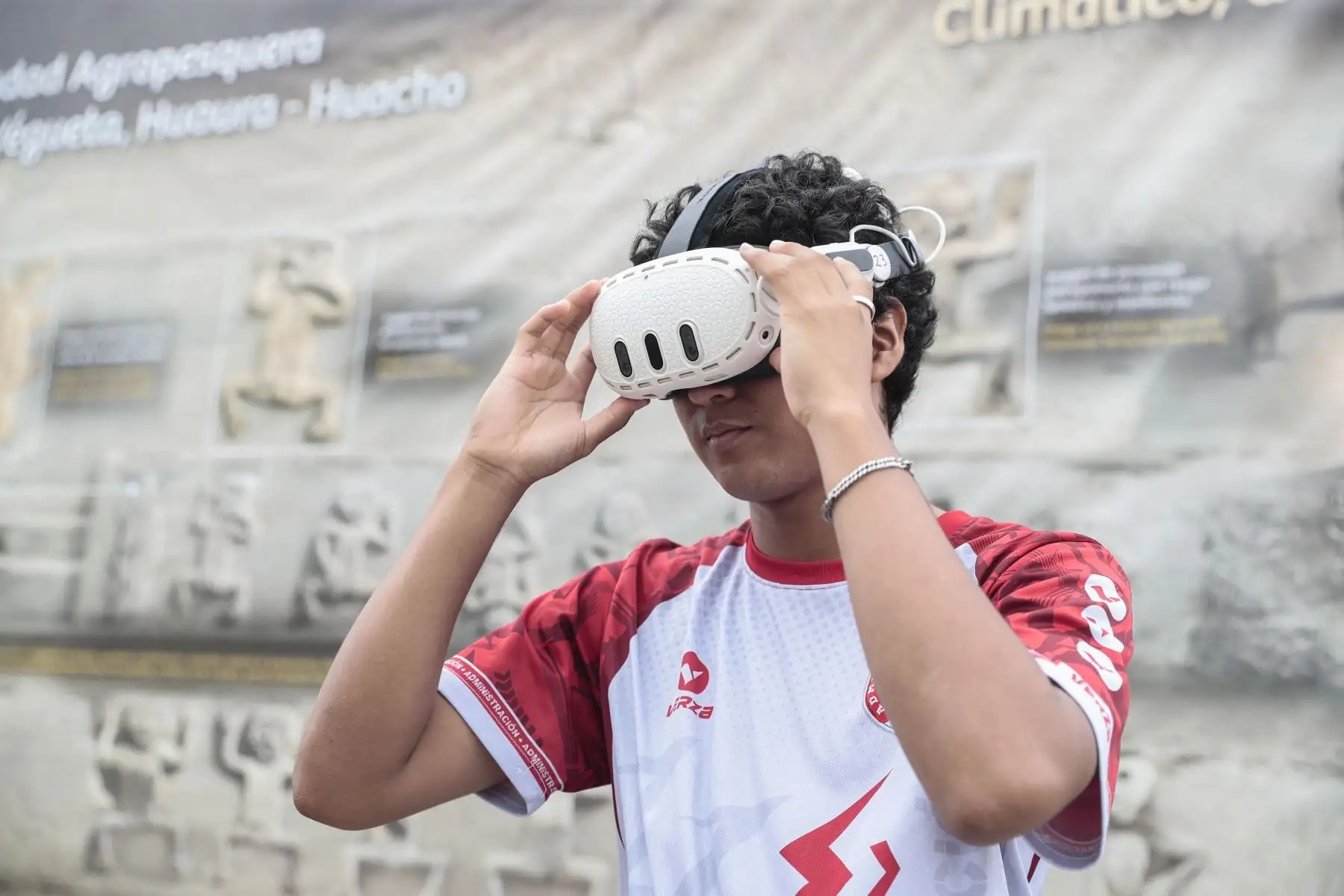 El sábado 5 de setiembre se realizó el Vichama Raymi 2026, para conmemorar el 19 aniversario del inicio de investigaciones en el Sitio Arqueológico Vichama. El programa incluía visitas guiadas al complejo, simulaciones en realidad virtual, talleres de manualidades y un nutrido programa cultural y artístico, además de la exposición de los mejores trabajos a mano de artesanos oriundos de Végueta. Foto: ANDINA/Daniel Bracamonte