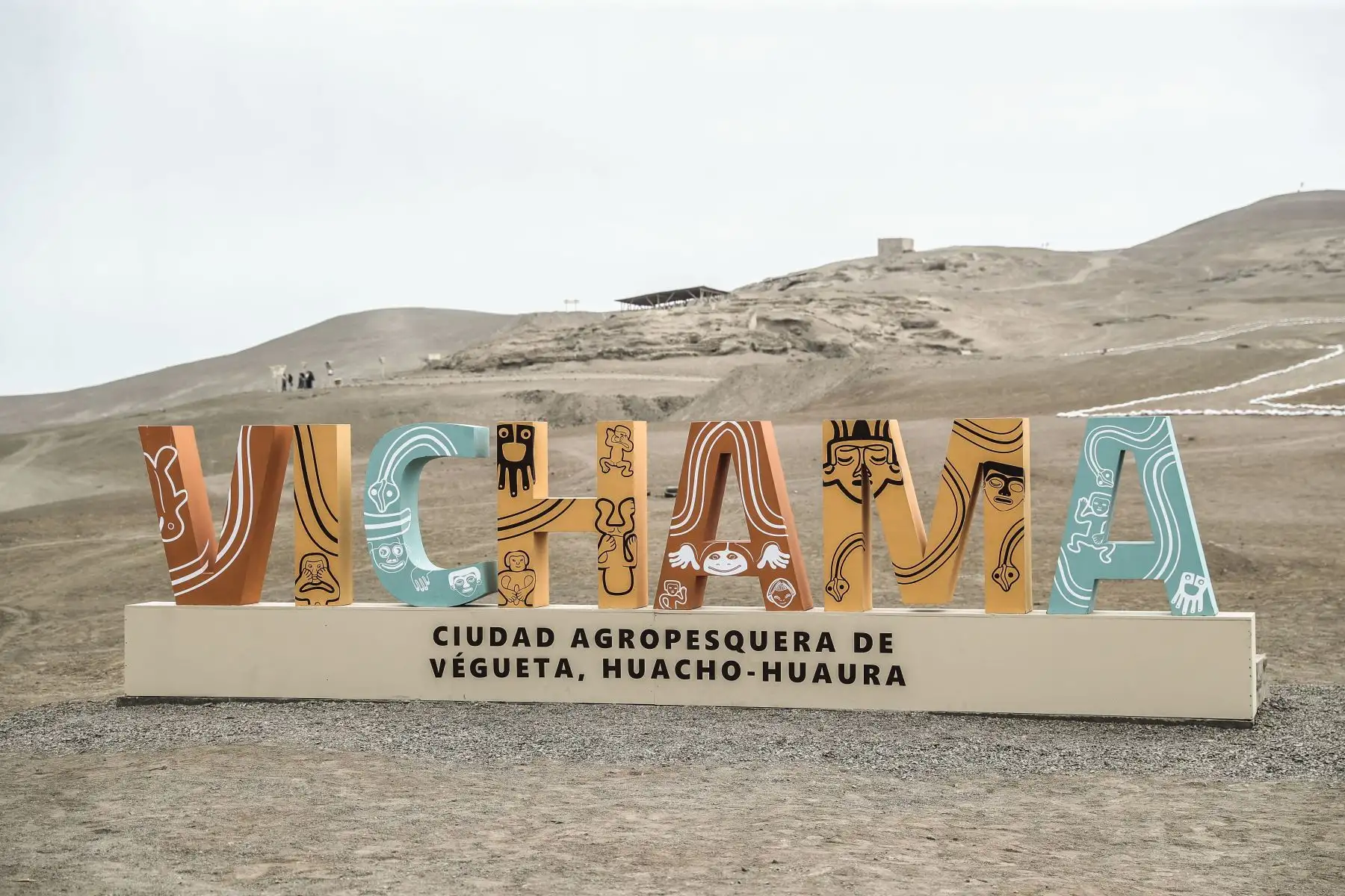 El sábado 5 de setiembre se realizó el Vichama Raymi 2026, para conmemorar el 19 aniversario del inicio de investigaciones en el Sitio Arqueológico Vichama. El programa incluía visitas guiadas al complejo, simulaciones en realidad virtual, talleres de manualidades y un nutrido programa cultural y artístico, además de la exposición de los mejores trabajos a mano de artesanos oriundos de Végueta. Foto: ANDINA/Daniel Bracamonte