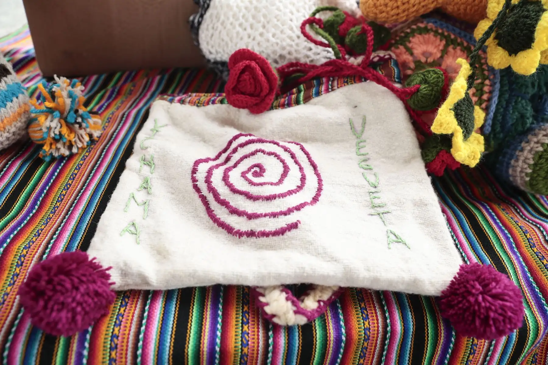 El sábado 5 de setiembre se realizó el Vichama Raymi 2026, para conmemorar el 19 aniversario del inicio de investigaciones en el Sitio Arqueológico Vichama. El programa incluía visitas guiadas al complejo, simulaciones en realidad virtual, talleres de manualidades y un nutrido programa cultural y artístico, además de la exposición de los mejores trabajos a mano de artesanos oriundos de Végueta. Foto: ANDINA/Daniel Bracamonte