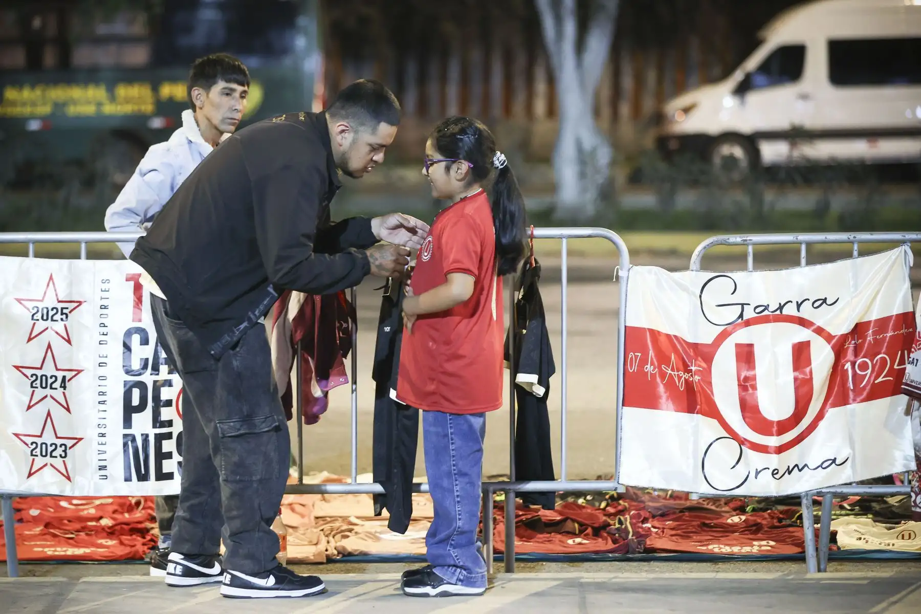 Miles de hinchas de Universitario llegaron al Estadio Monumental para alentar a su equipo en la previa del duelo ante Comerciantes Unidos, por la fecha 8 del Torneo Clausura. Con camisetas, banderas y cánticos, los aficionados cremas viven con entusiasmo las horas previas al esperado encuentro. Foto: ANDINA/Jhonel Rodríguez Robles