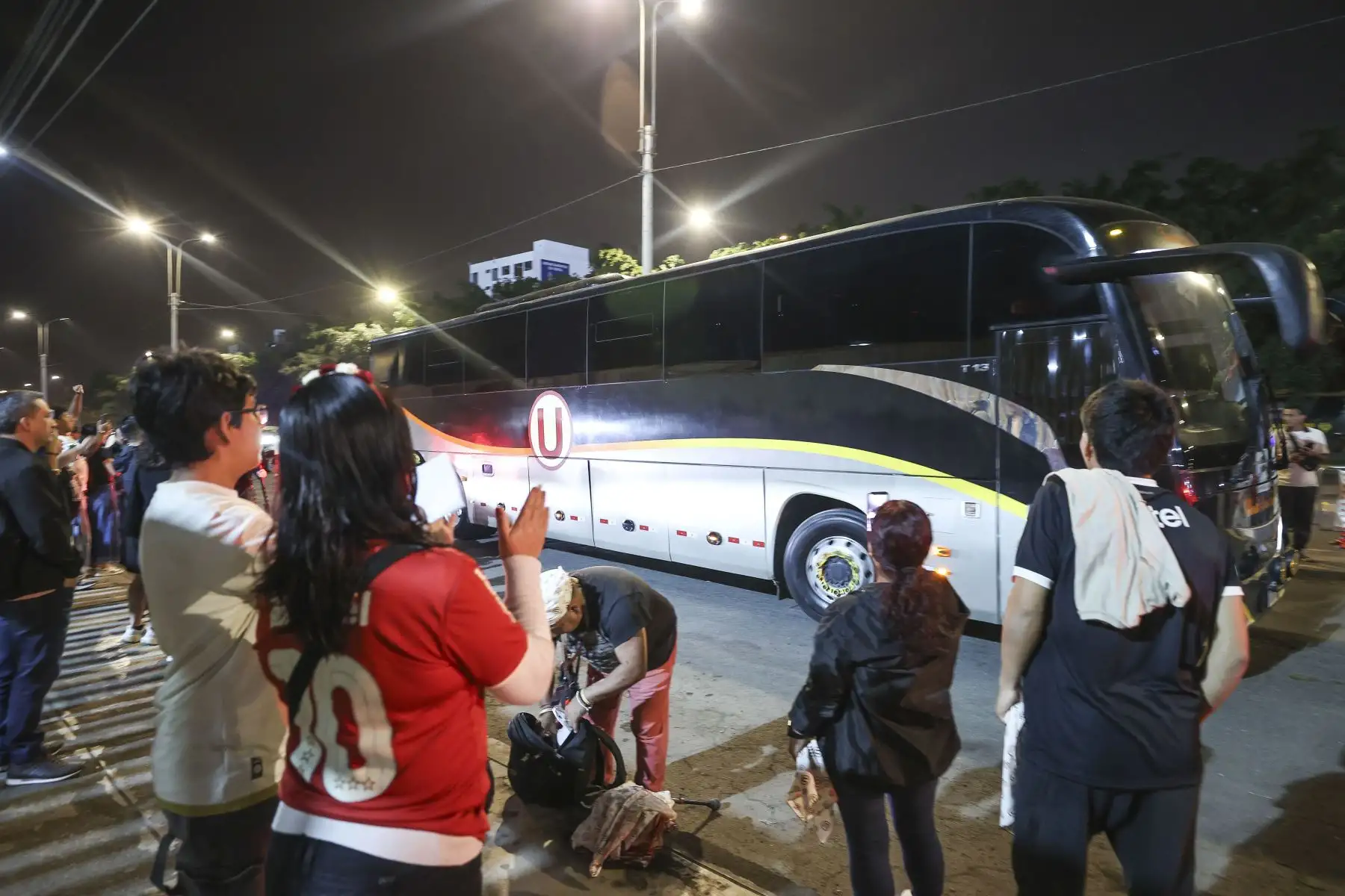 Miles de hinchas de Universitario llegaron al Estadio Monumental para alentar a su equipo en la previa del duelo ante Comerciantes Unidos, por la fecha 8 del Torneo Clausura. Con camisetas, banderas y cánticos, los aficionados cremas viven con entusiasmo las horas previas al esperado encuentro. Foto: ANDINA/Jhonel Rodríguez Robles