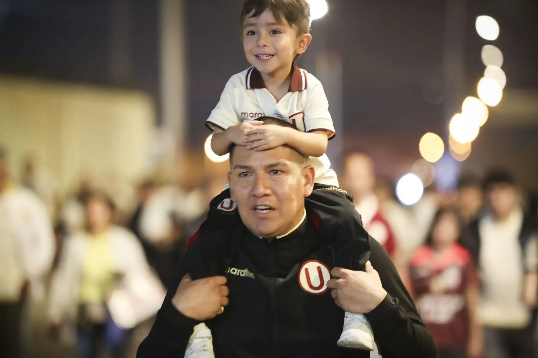 Miles de hinchas de Universitario llegaron al Estadio Monumental para alentar a su equipo en la previa del duelo ante Comerciantes Unidos, por la fecha 8 del Torneo Clausura. Con camisetas, banderas y cánticos, los aficionados cremas viven con entusiasmo las horas previas al esperado encuentro. Foto: ANDINA/Jhonel Rodríguez Robles