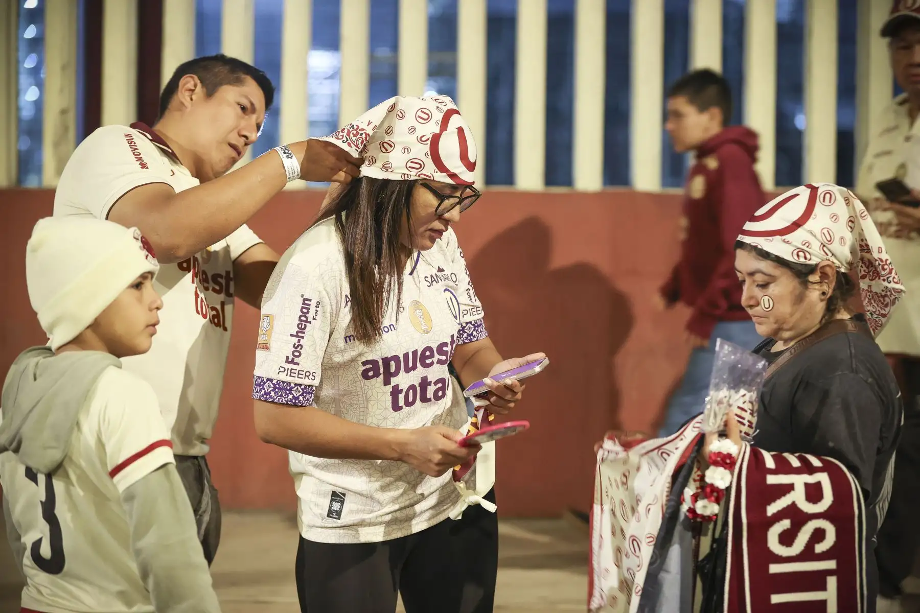 Miles de hinchas de Universitario llegaron al Estadio Monumental para alentar a su equipo en la previa del duelo ante Comerciantes Unidos, por la fecha 8 del Torneo Clausura. Con camisetas, banderas y cánticos, los aficionados cremas viven con entusiasmo las horas previas al esperado encuentro. Foto: ANDINA/Jhonel Rodríguez Robles