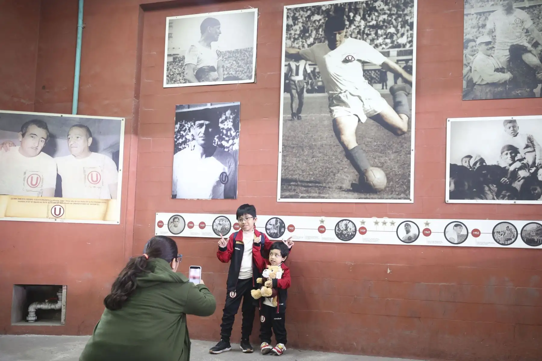 Miles de hinchas de Universitario llegaron al Estadio Monumental para alentar a su equipo en la previa del duelo ante Comerciantes Unidos, por la fecha 8 del Torneo Clausura. Con camisetas, banderas y cánticos, los aficionados cremas viven con entusiasmo las horas previas al esperado encuentro. Foto: ANDINA/Jhonel Rodríguez Robles