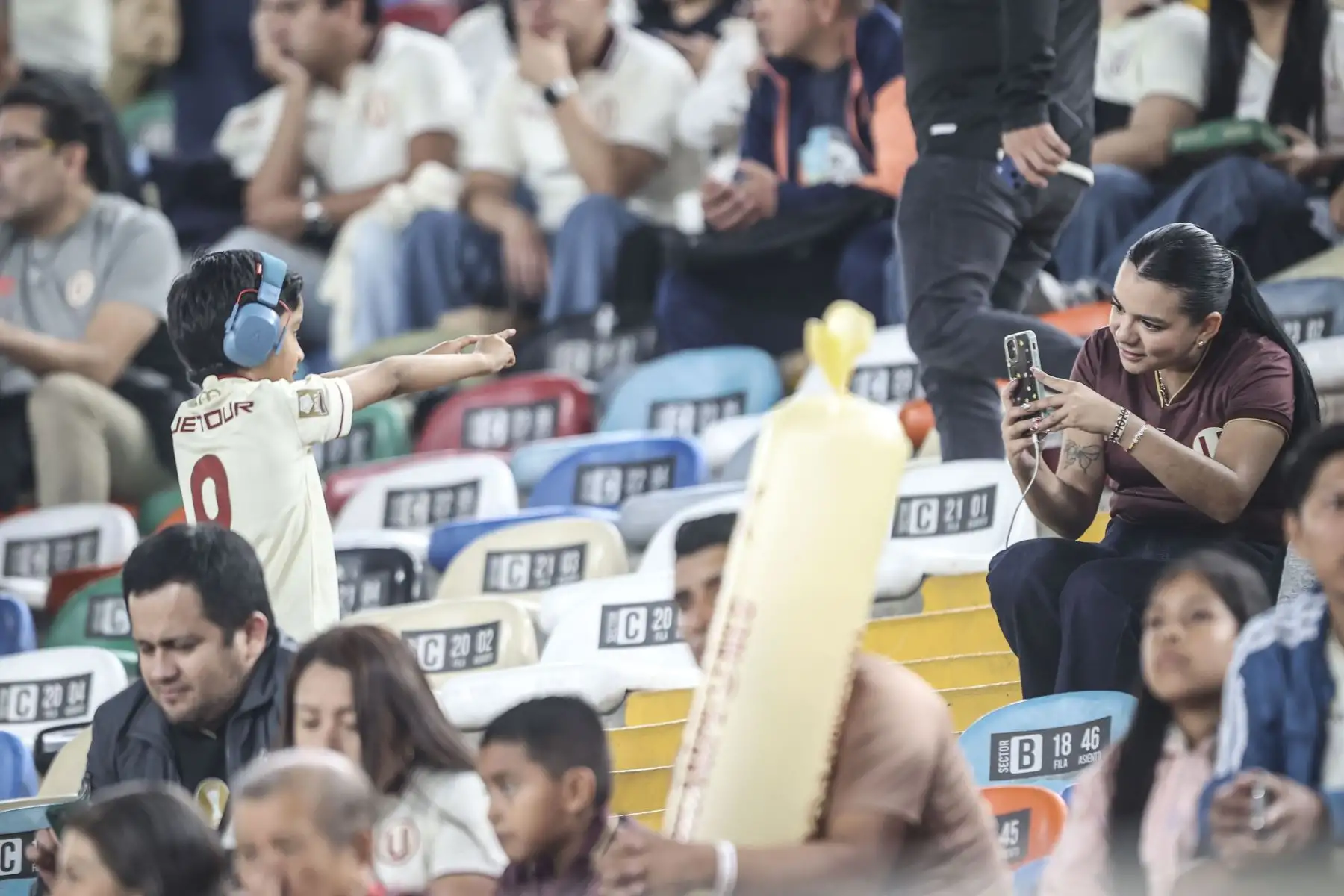 Miles de hinchas de Universitario llegaron al Estadio Monumental para alentar a su equipo en la previa del duelo ante Comerciantes Unidos, por la fecha 8 del Torneo Clausura. Con camisetas, banderas y cánticos, los aficionados cremas viven con entusiasmo las horas previas al esperado encuentro. Foto: ANDINA/Jhonel Rodríguez Robles