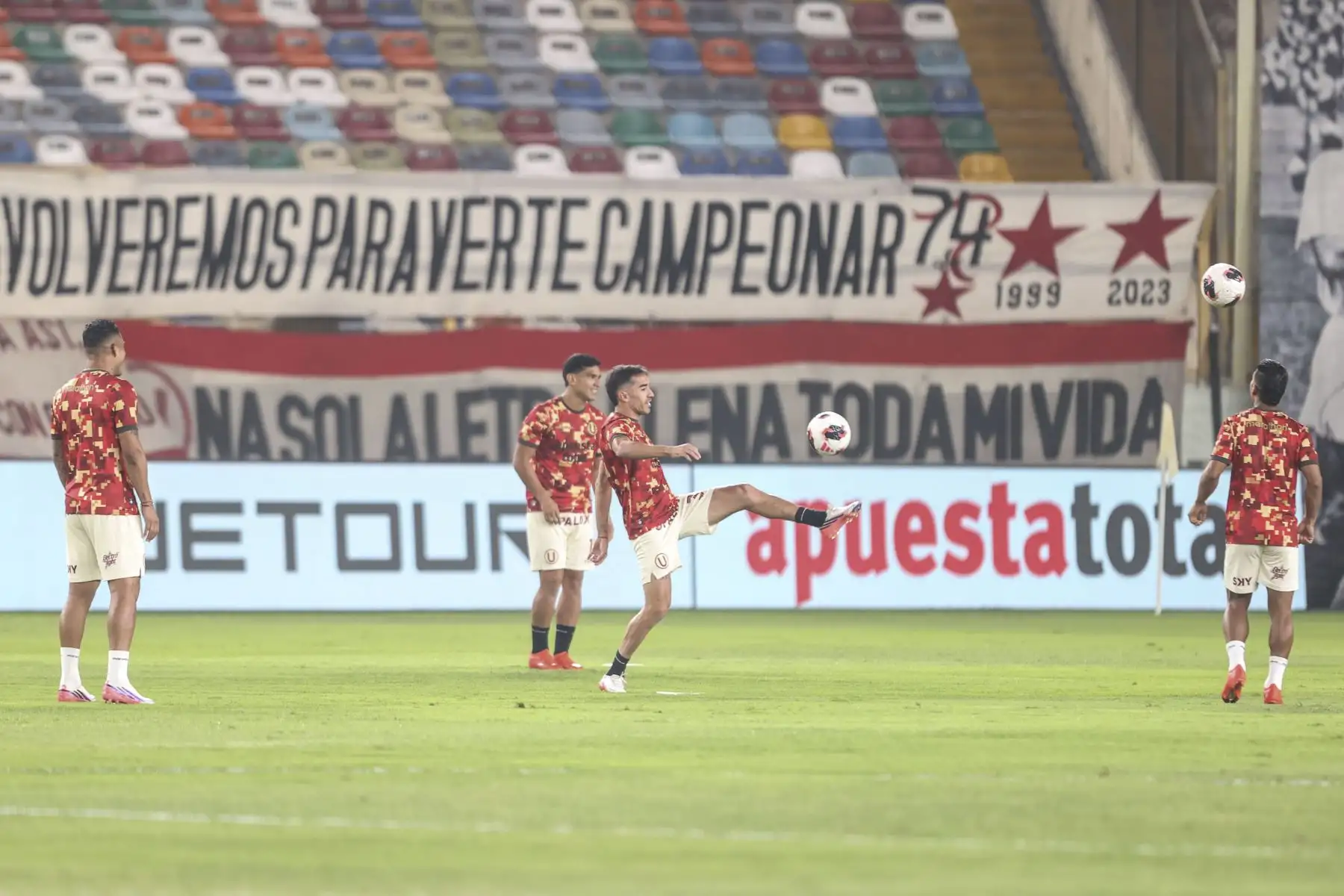 Miles de hinchas de Universitario llegaron al Estadio Monumental para alentar a su equipo en la previa del duelo ante Comerciantes Unidos, por la fecha 8 del Torneo Clausura. Con camisetas, banderas y cánticos, los aficionados cremas viven con entusiasmo las horas previas al esperado encuentro. Foto: ANDINA/Jhonel Rodríguez Robles