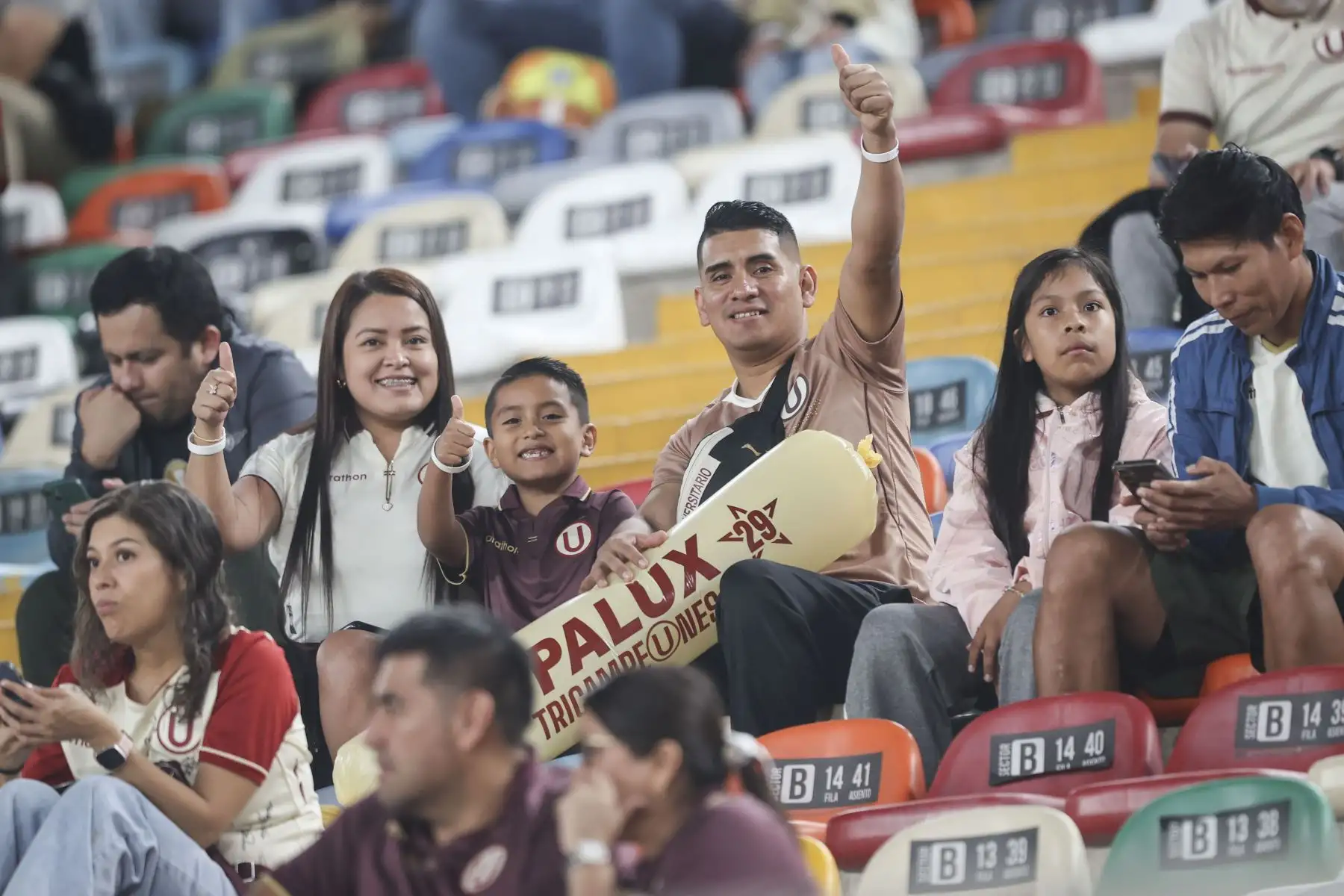 Miles de hinchas de Universitario llegaron al Estadio Monumental para alentar a su equipo en la previa del duelo ante Comerciantes Unidos, por la fecha 8 del Torneo Clausura. Con camisetas, banderas y cánticos, los aficionados cremas viven con entusiasmo las horas previas al esperado encuentro. Foto: ANDINA/Jhonel Rodríguez Robles