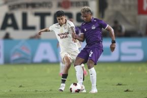 Universitario de Deportes y Comerciantes Unidos igualaron 2-2 en el Estadio Monumental por la octava fecha del Torneo Clausura. El conjunto crema tuvo que remontar en dos oportunidades y rescató un punto sobre el final, con un penal convertido por Gianluca Lapadula. Con este resultado, Universitario sumó 17 puntos y se mantiene en la parte alta de la tabla. Foto: ANDINA/Jhonel Rodríguez Robles