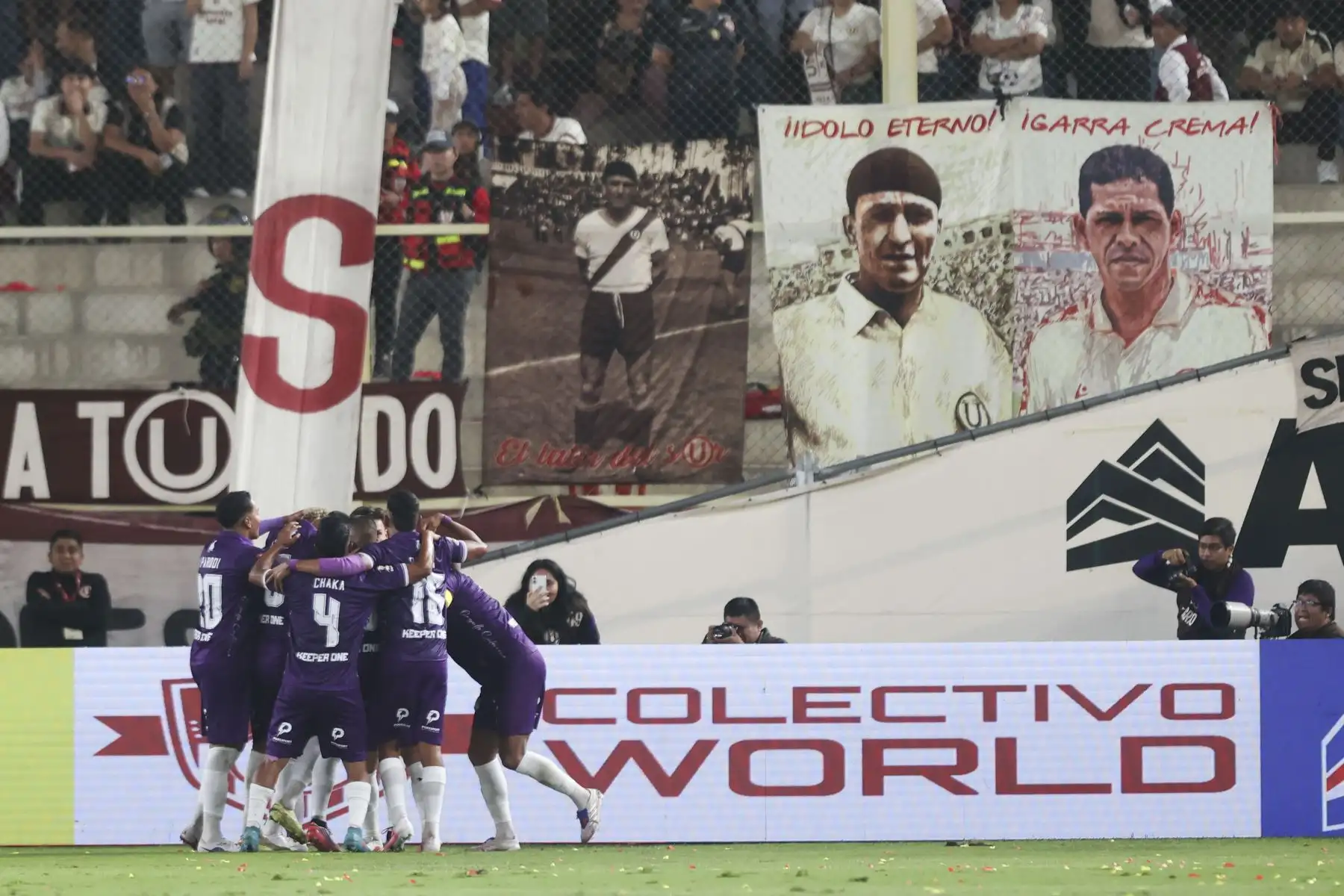 Universitario de Deportes y Comerciantes Unidos igualaron 2-2 en el Estadio Monumental por la octava fecha del Torneo Clausura. El conjunto crema tuvo que remontar en dos oportunidades y rescató un punto sobre el final, con un penal convertido por Gianluca Lapadula. Con este resultado, Universitario sumó 17 puntos y se mantiene en la parte alta de la tabla. Foto: ANDINA/Jhonel Rodríguez Robles