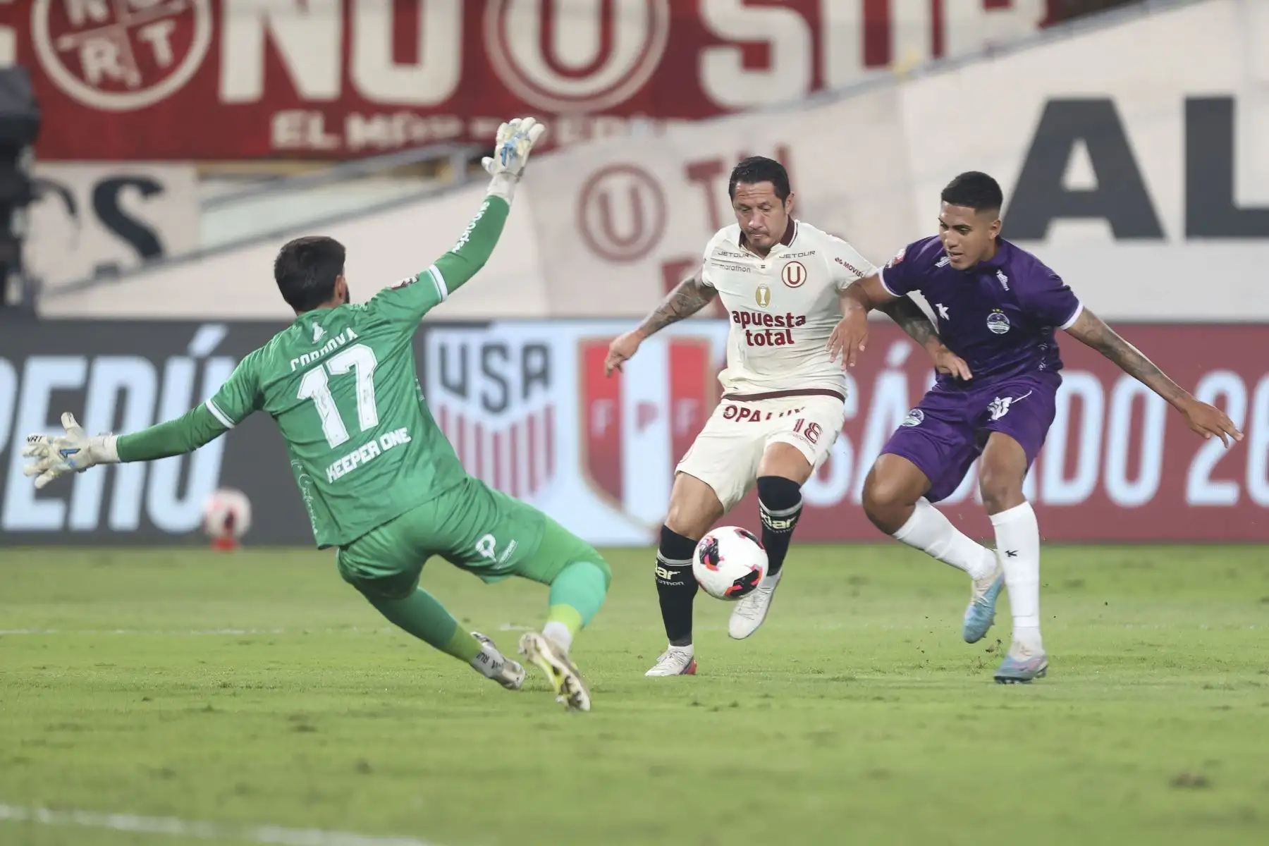 Universitario de Deportes y Comerciantes Unidos igualaron 2-2 en el Estadio Monumental por la octava fecha del Torneo Clausura. El conjunto crema tuvo que remontar en dos oportunidades y rescató un punto sobre el final, con un penal convertido por Gianluca Lapadula. Con este resultado, Universitario sumó 17 puntos y se mantiene en la parte alta de la tabla. Foto: ANDINA/Jhonel Rodríguez Robles